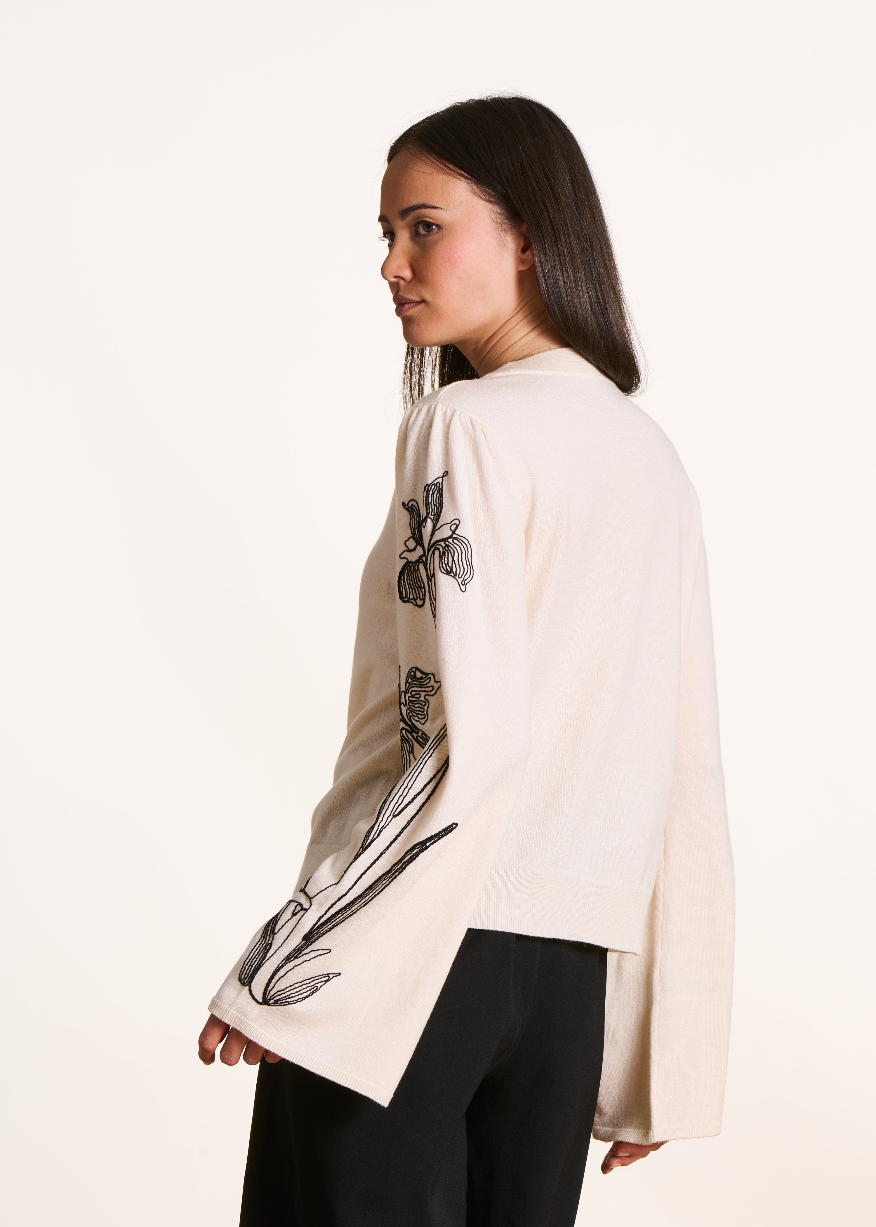 Ecru sweater with embroidery long sleeves