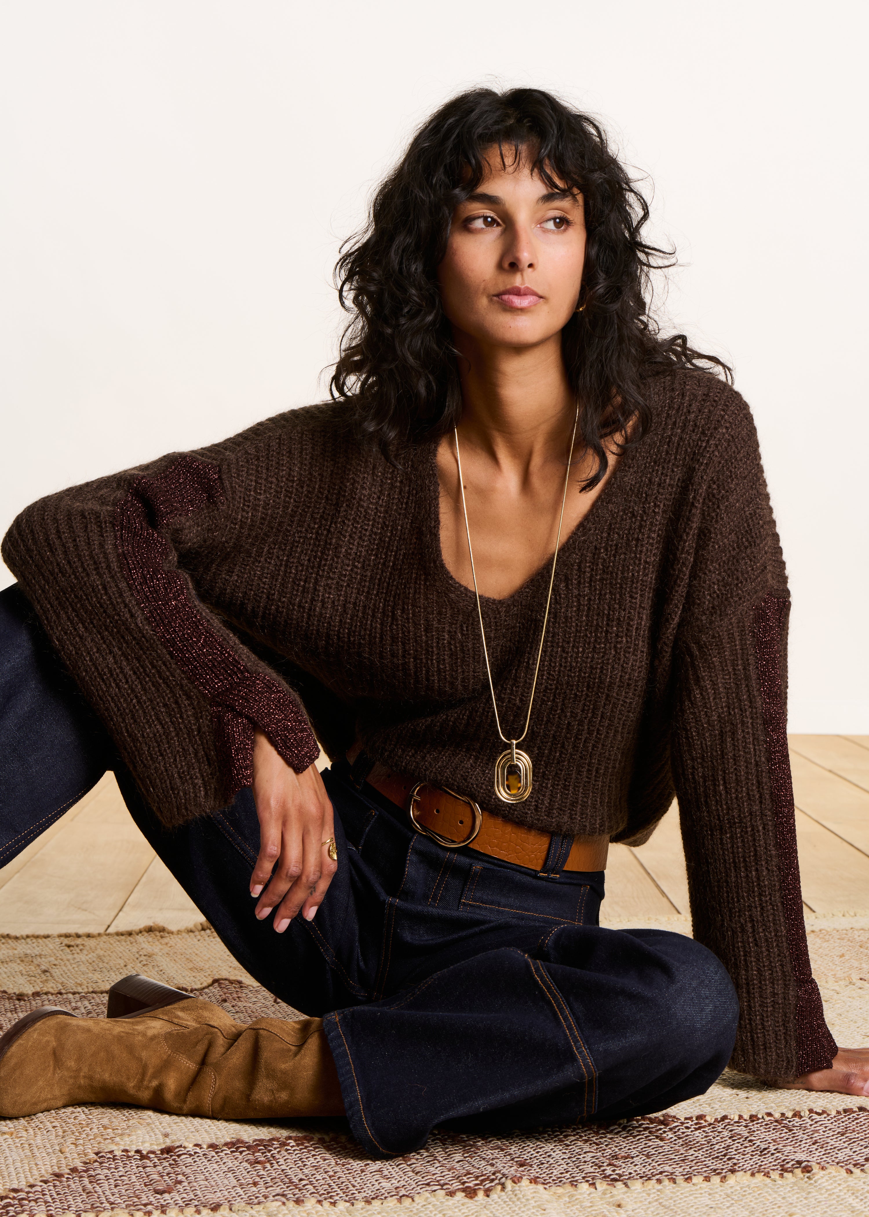 Maglione marrone in maglia iridescente maniche lunghe scollo a V