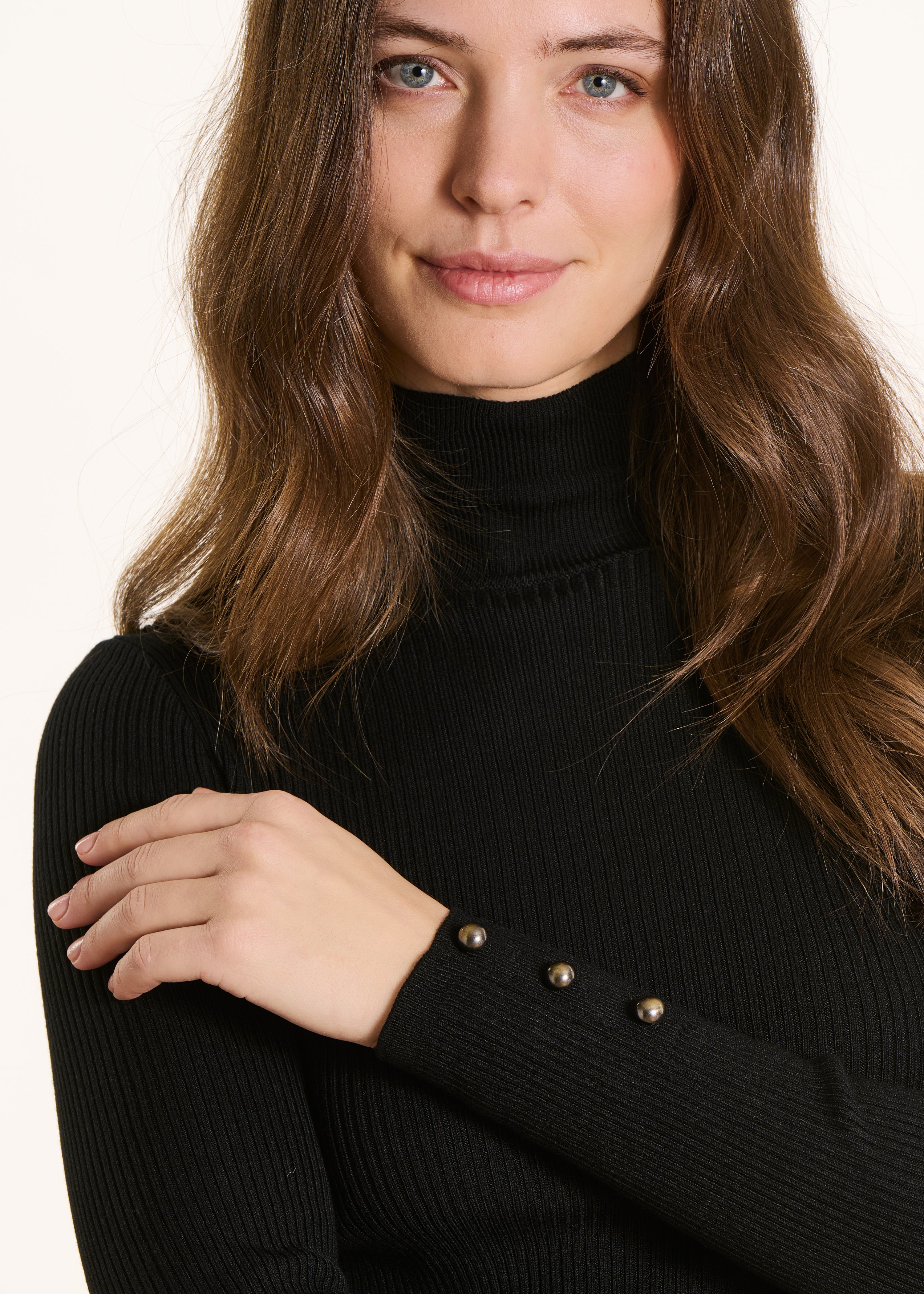 Pull noir en maille fine manches longues col montant
