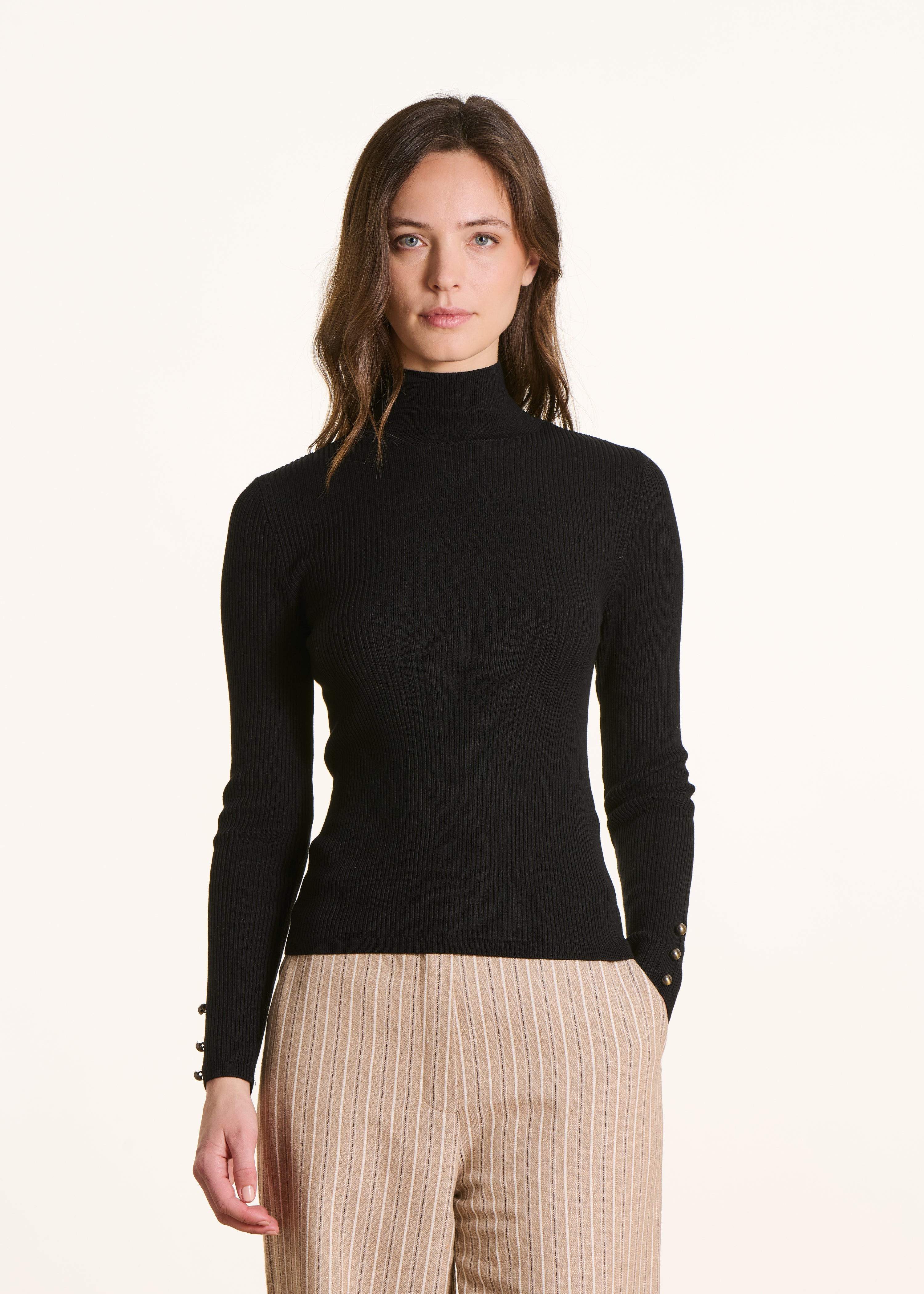 Pull noir en maille fine manches longues col montant