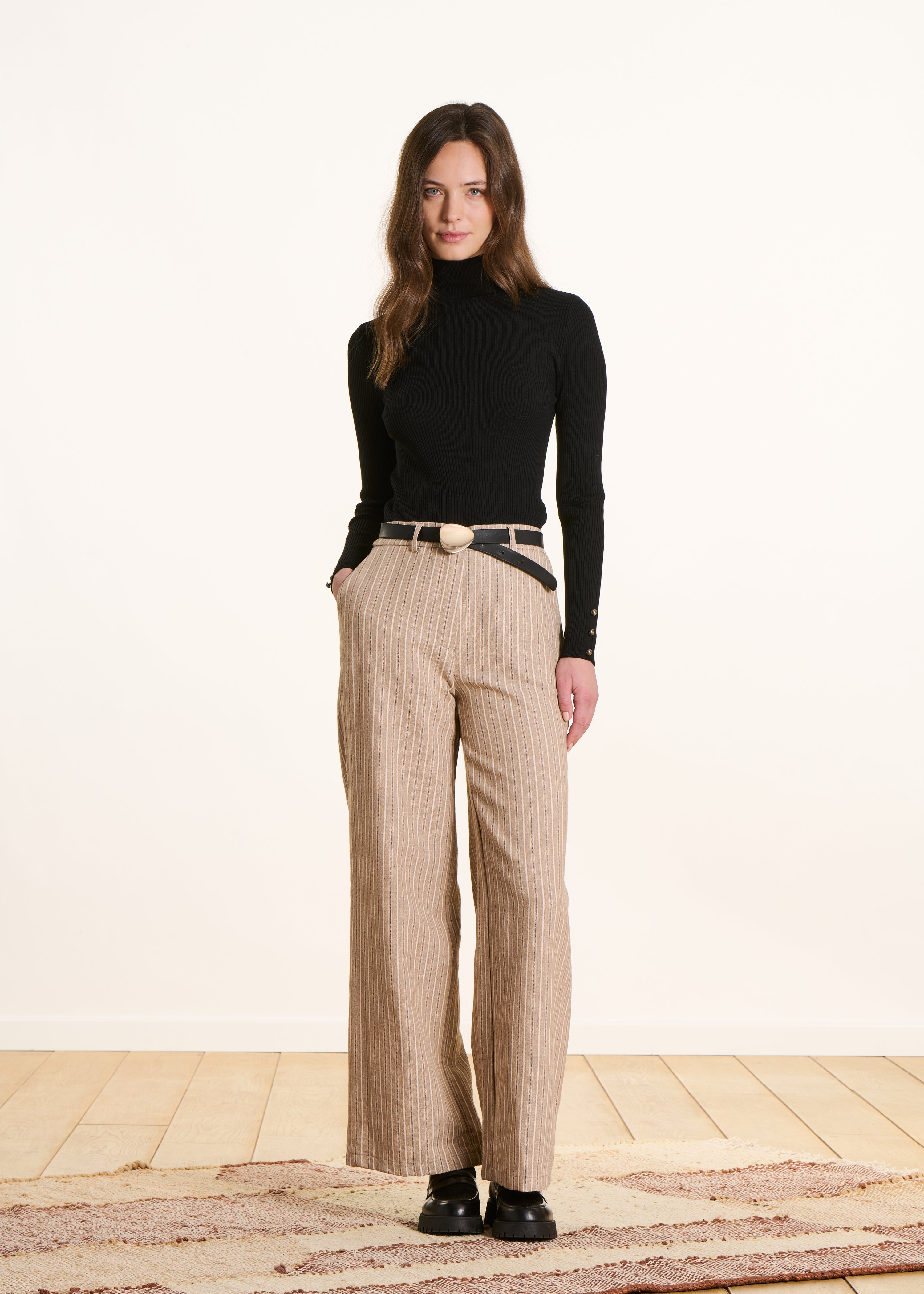 Pull noir en maille fine manches longues col montant