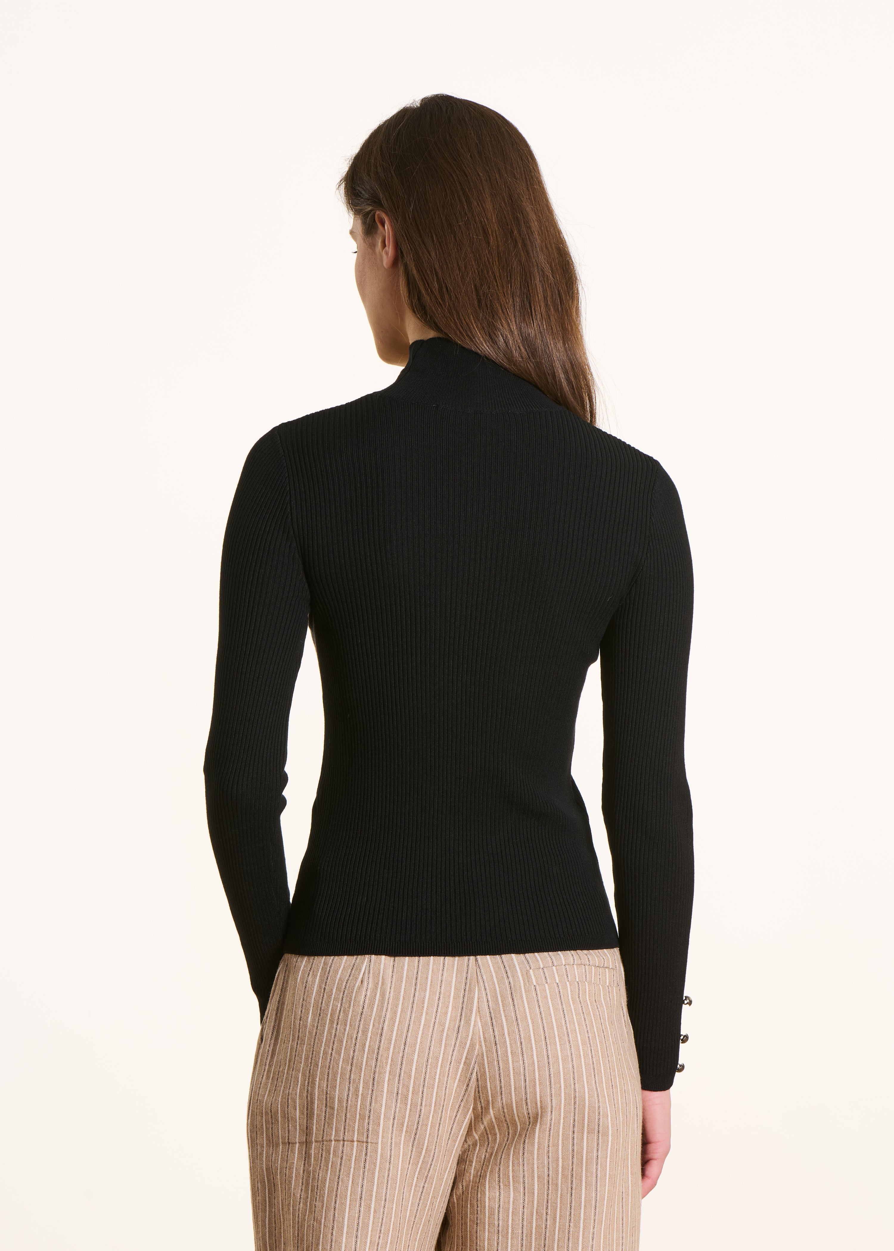 Pull noir en maille fine manches longues col montant