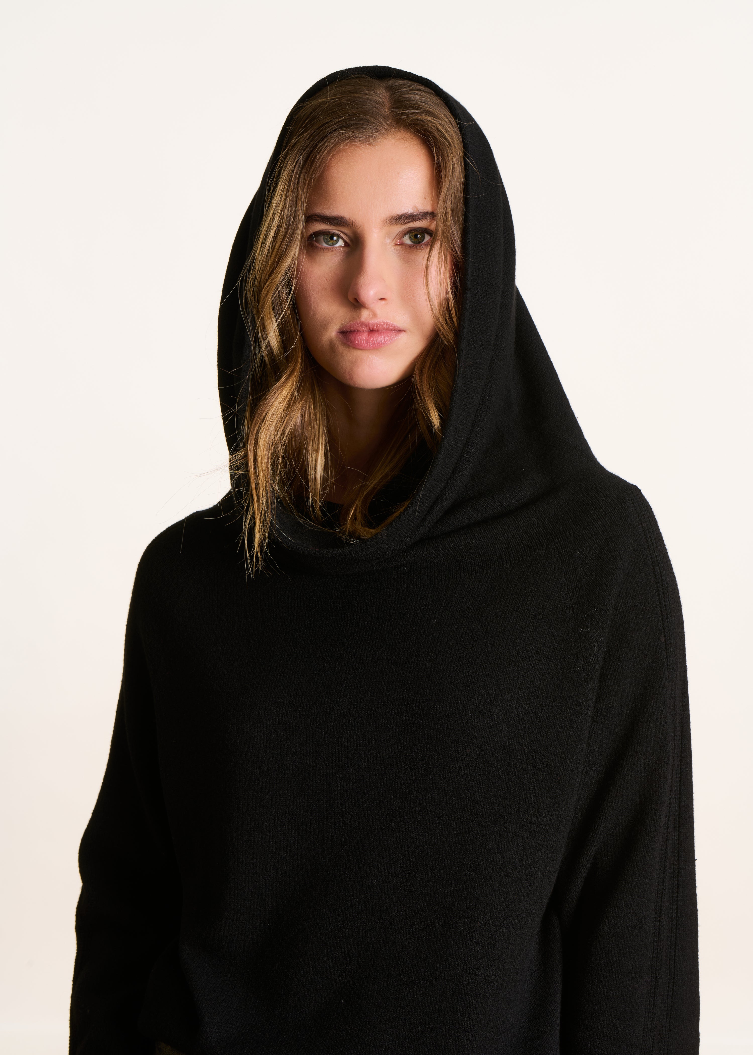 Maglione nero in maglia maniche lunghe