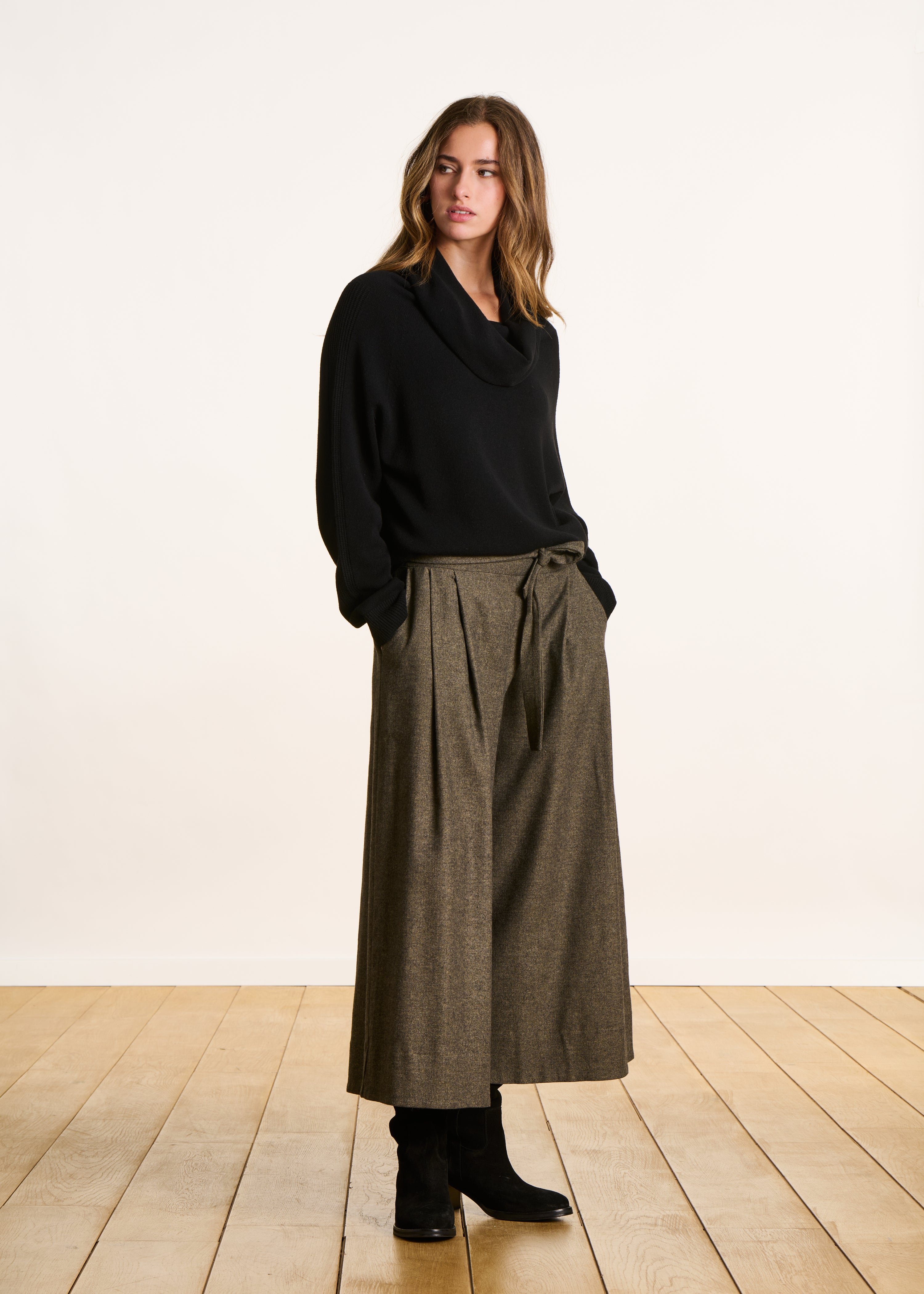 Maglione nero in maglia maniche lunghe