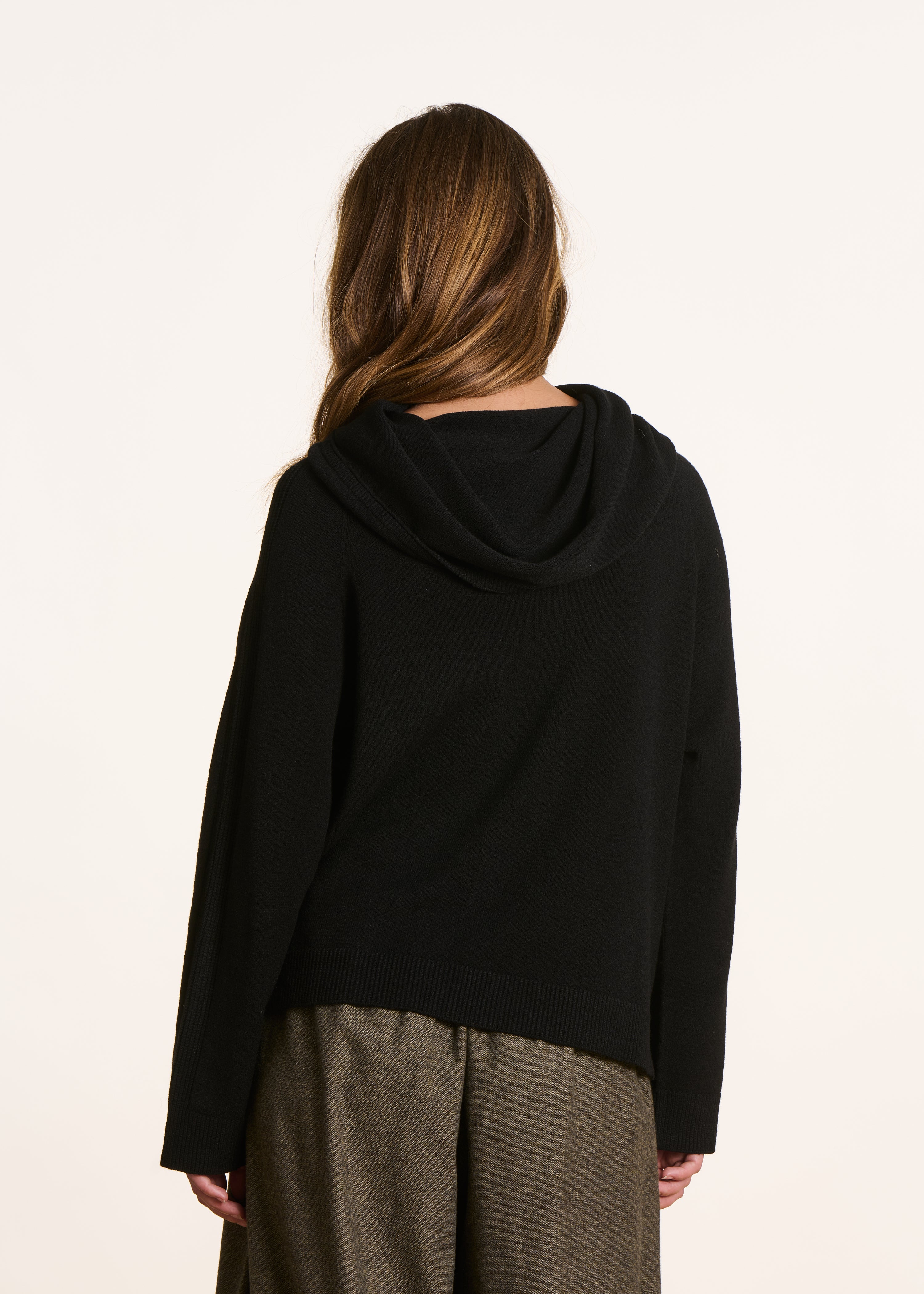 Maglione nero in maglia maniche lunghe
