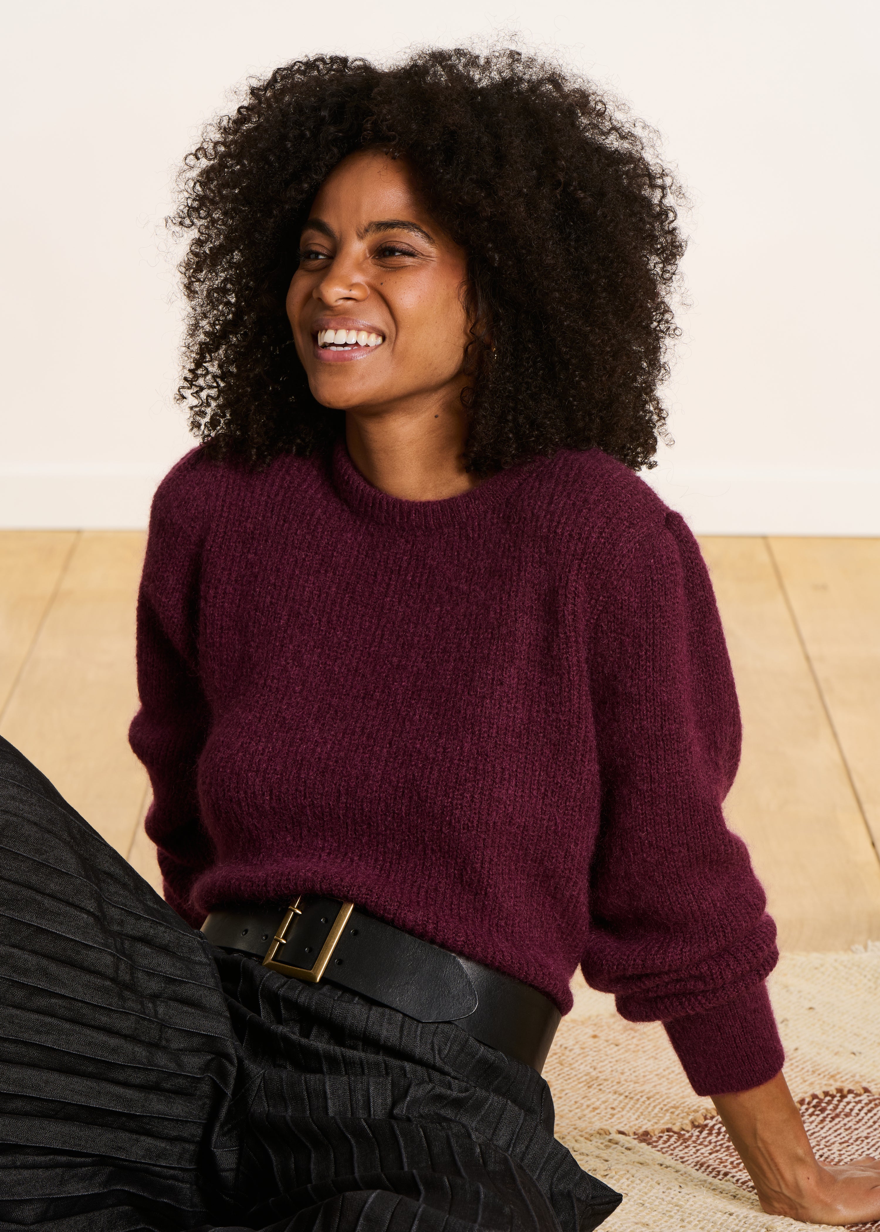 Short plum sweater with round neckline