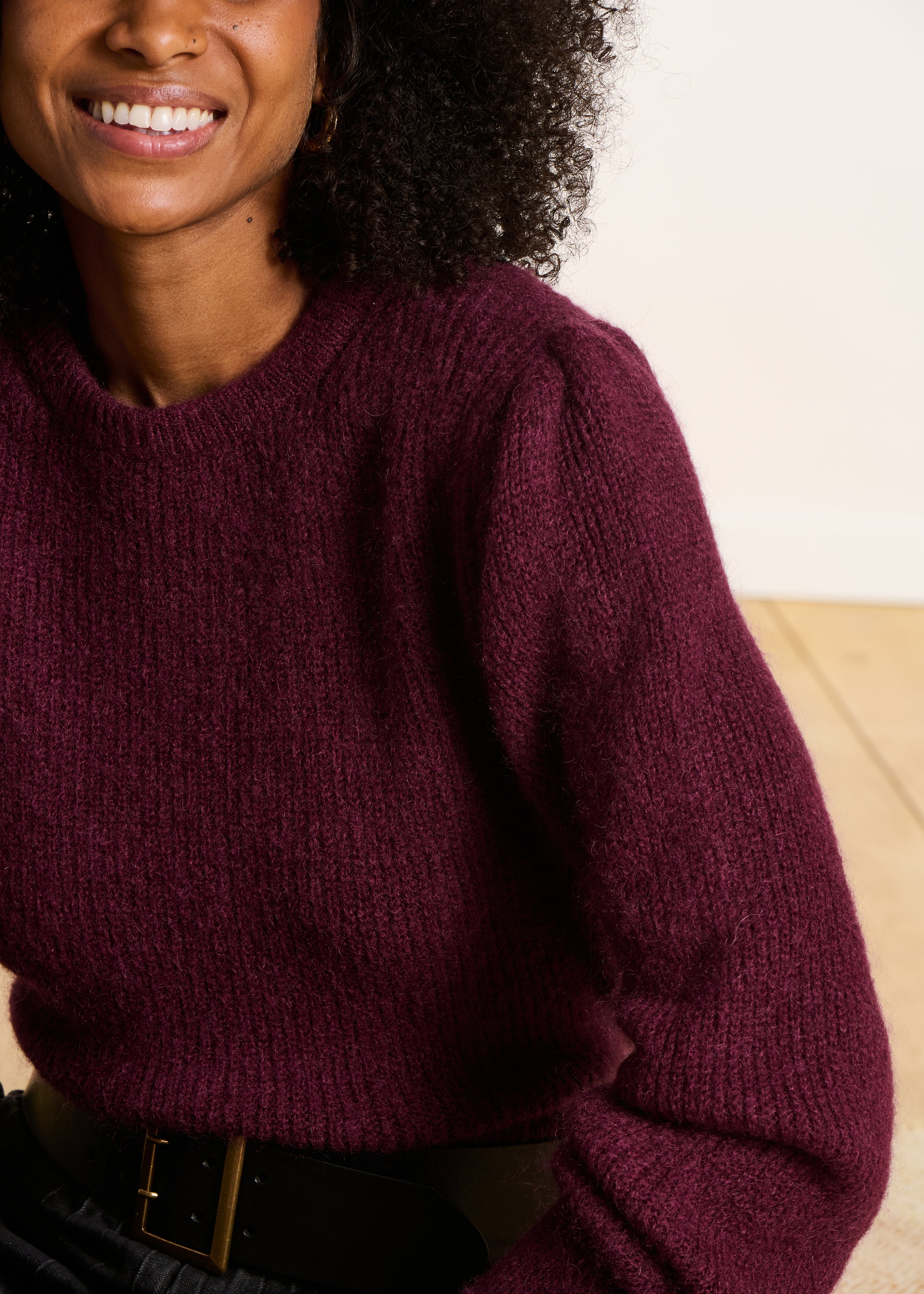 Short plum sweater with round neckline