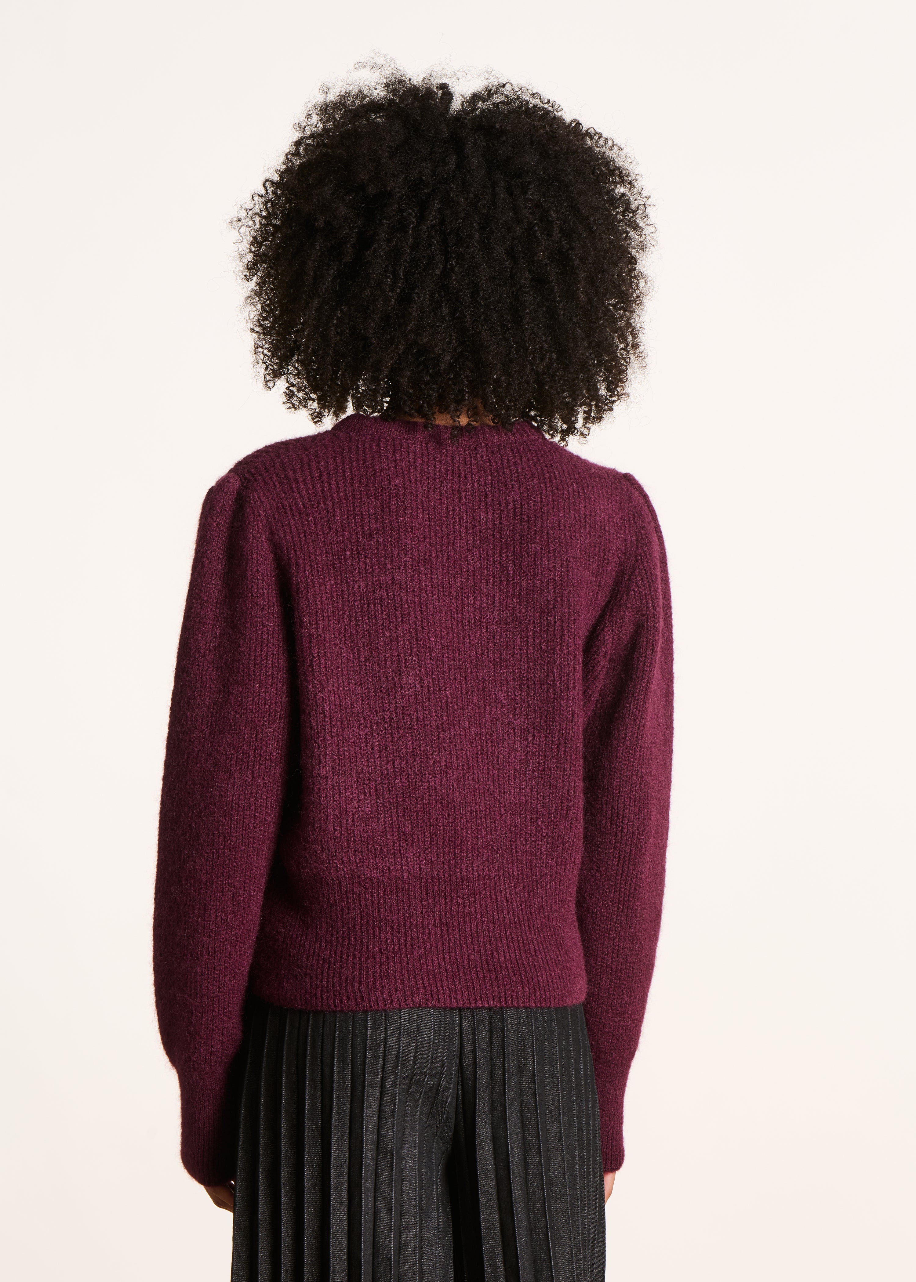 Short plum sweater with round neckline