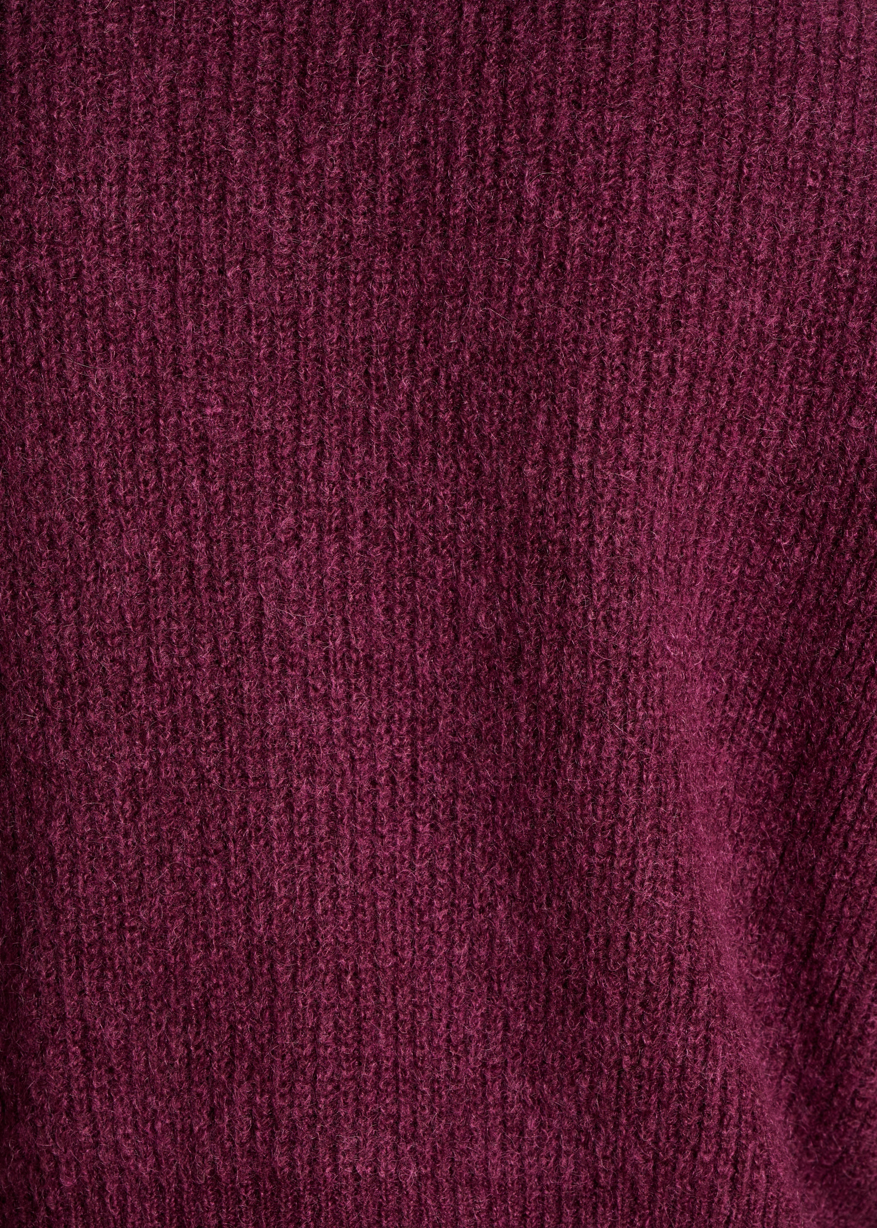 Short plum sweater with round neckline
