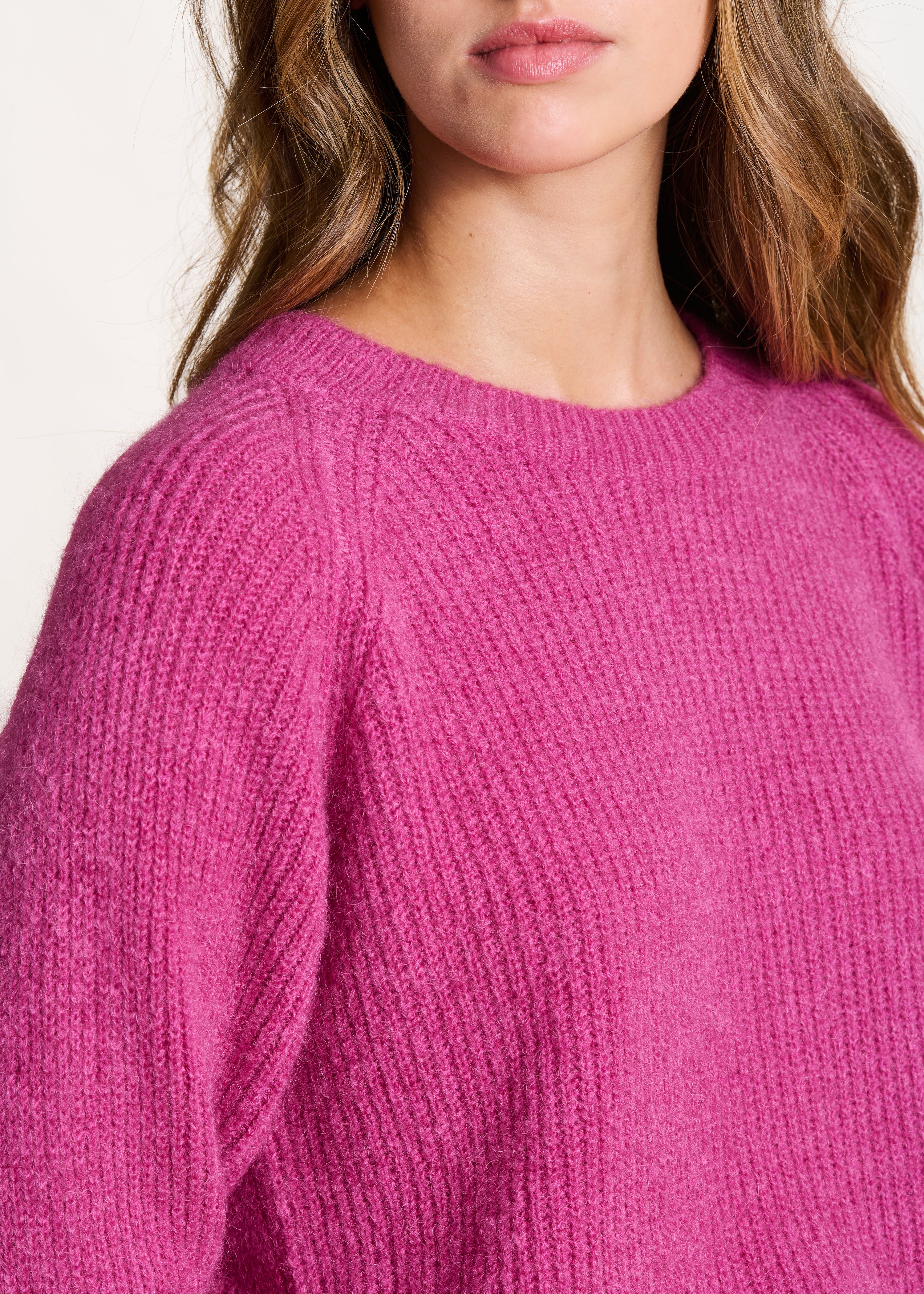 Pull rose fuchsia manches longues col rond maille à côtes