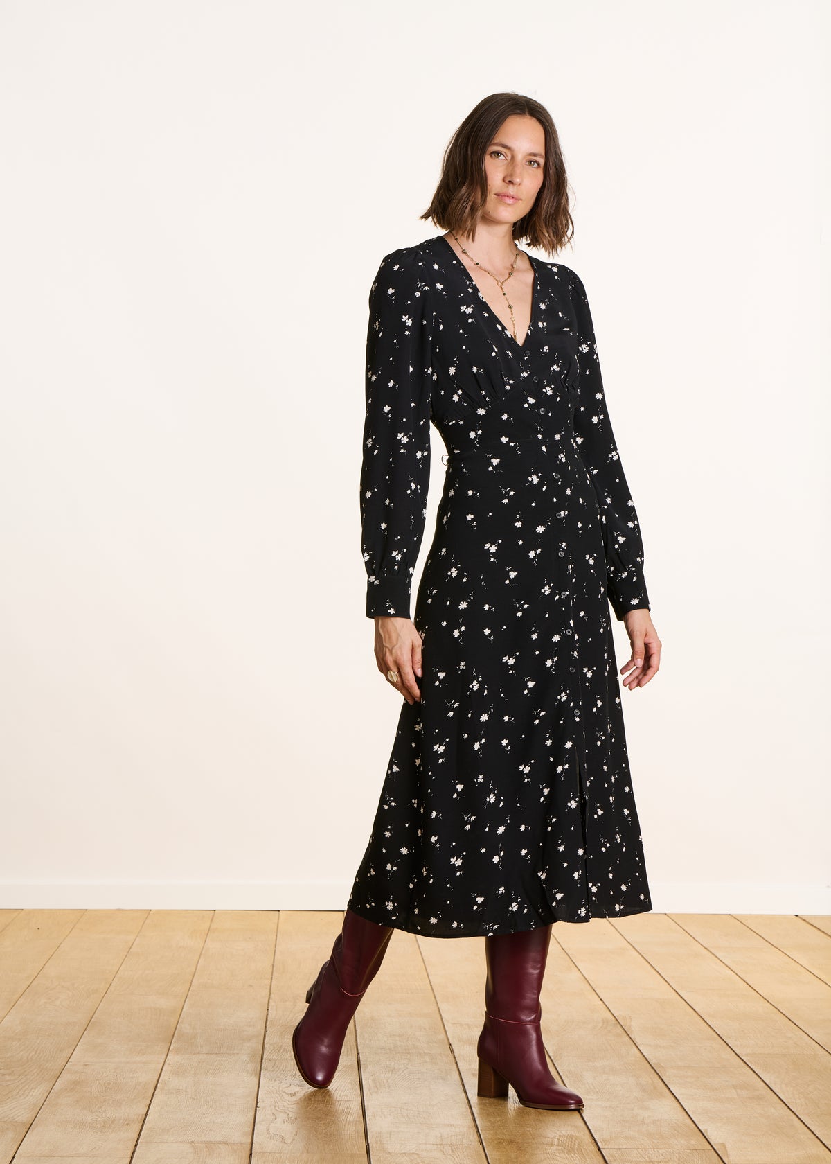 Schwarzes langes Kleid mit Blumenmuster und langen Ärmeln