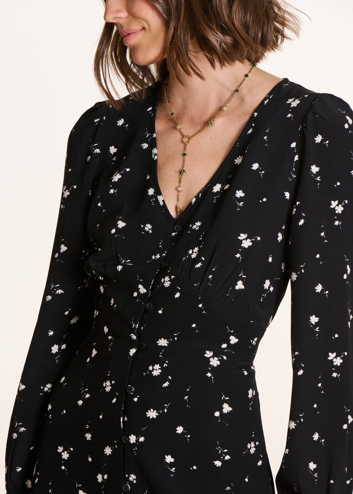 Schwarzes langes Kleid mit Blumenmuster und langen Ärmeln