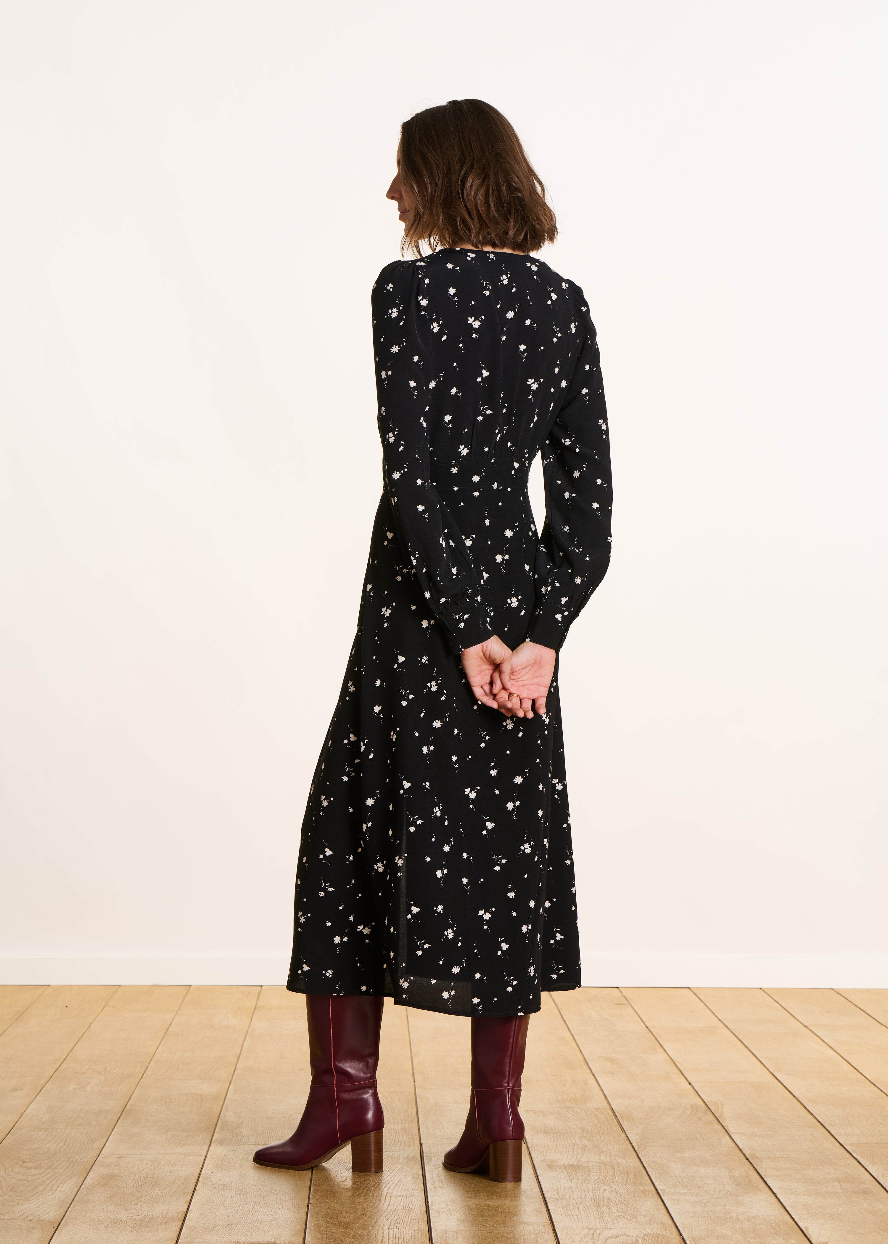 Schwarzes langes Kleid mit Blumenmuster und langen Ärmeln