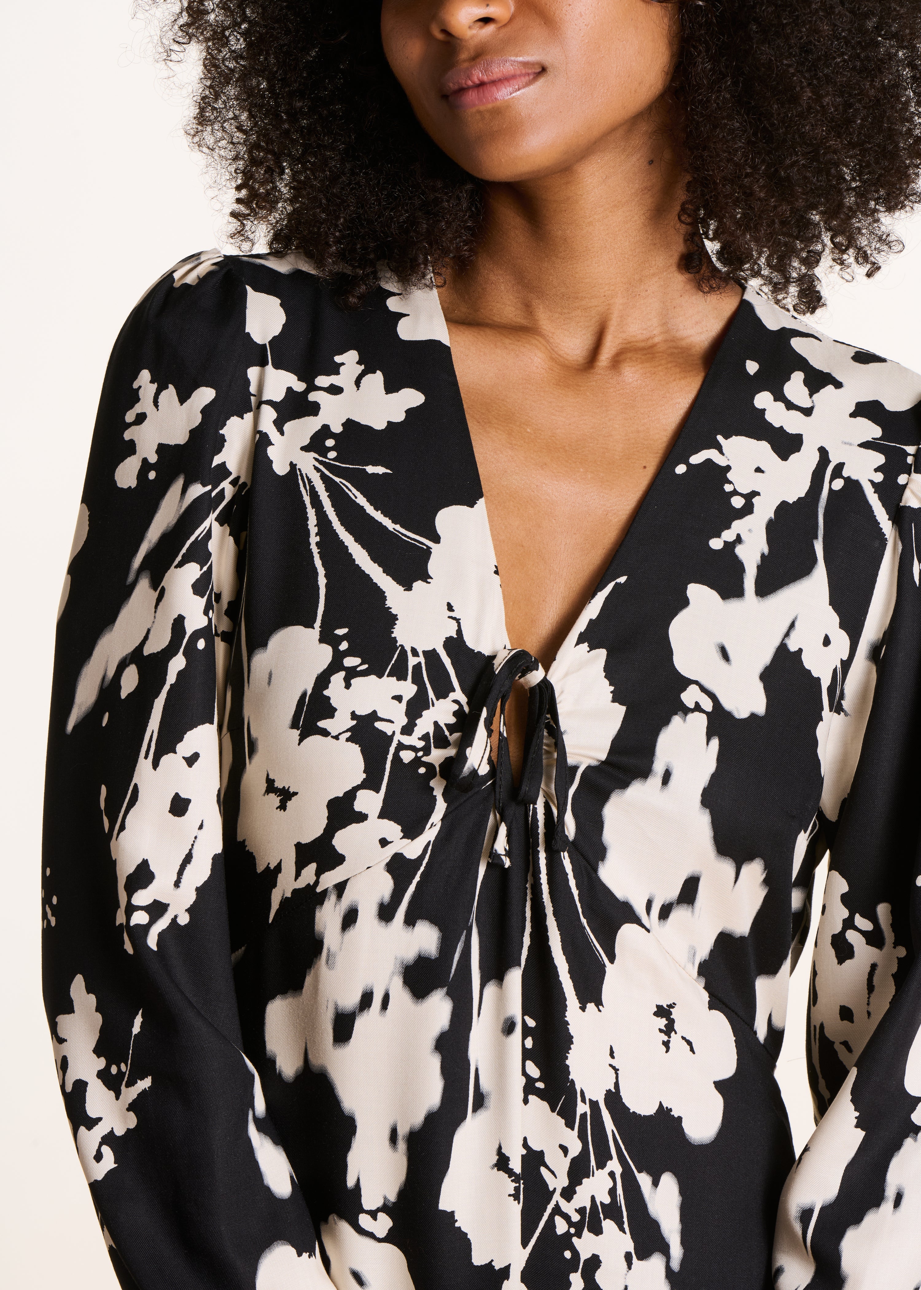 Robe longue à imprimé noir et blanc manches longues