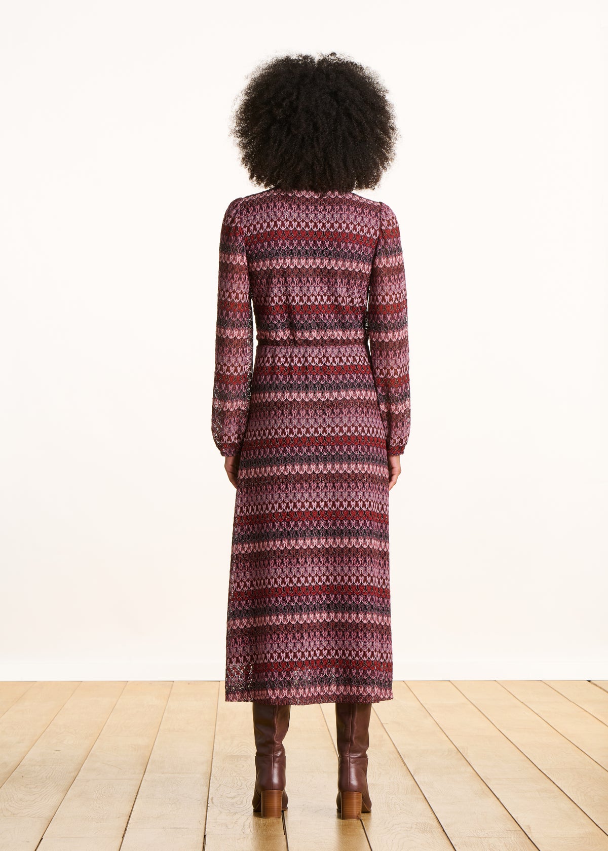 Rotes langes Häkelkleid mit langen Ärmeln