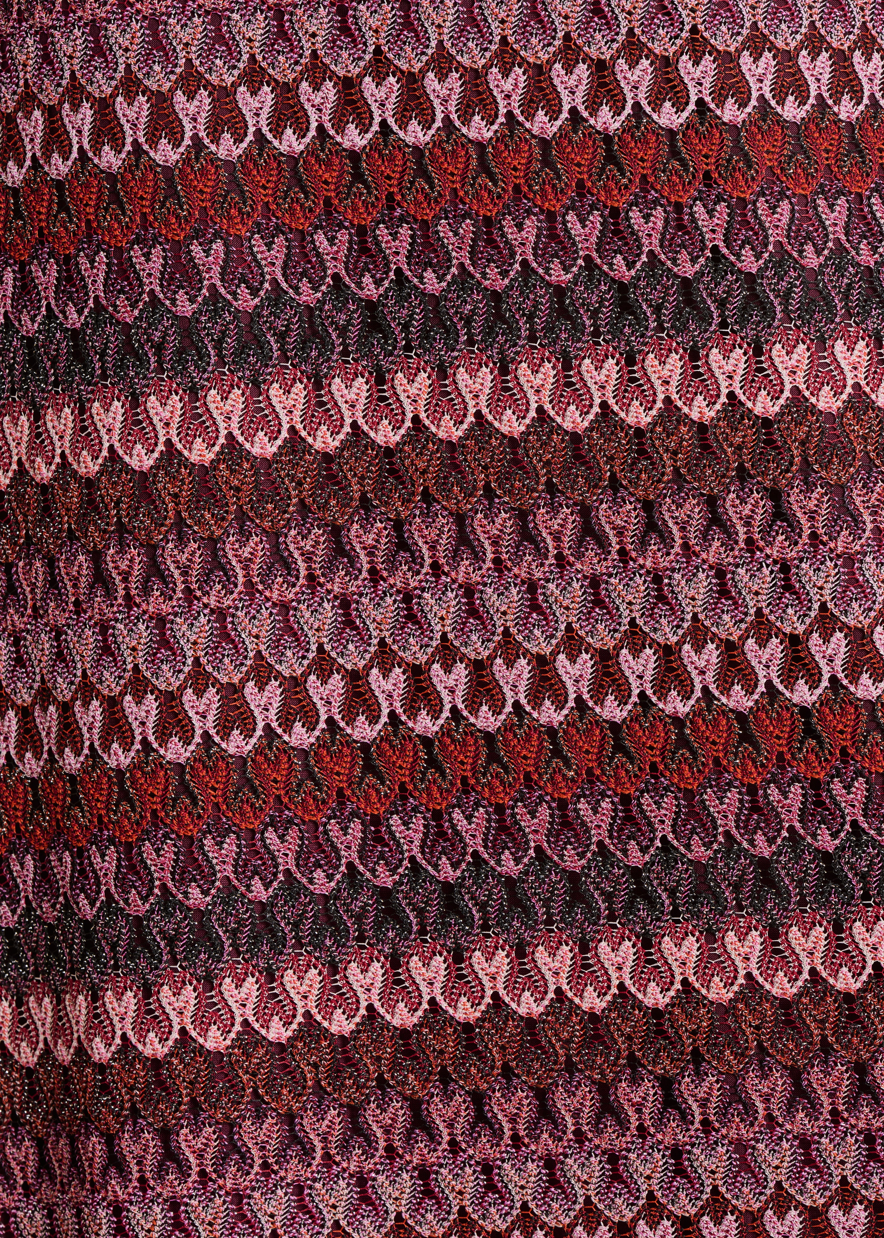 Rotes langes Häkelkleid mit langen Ärmeln