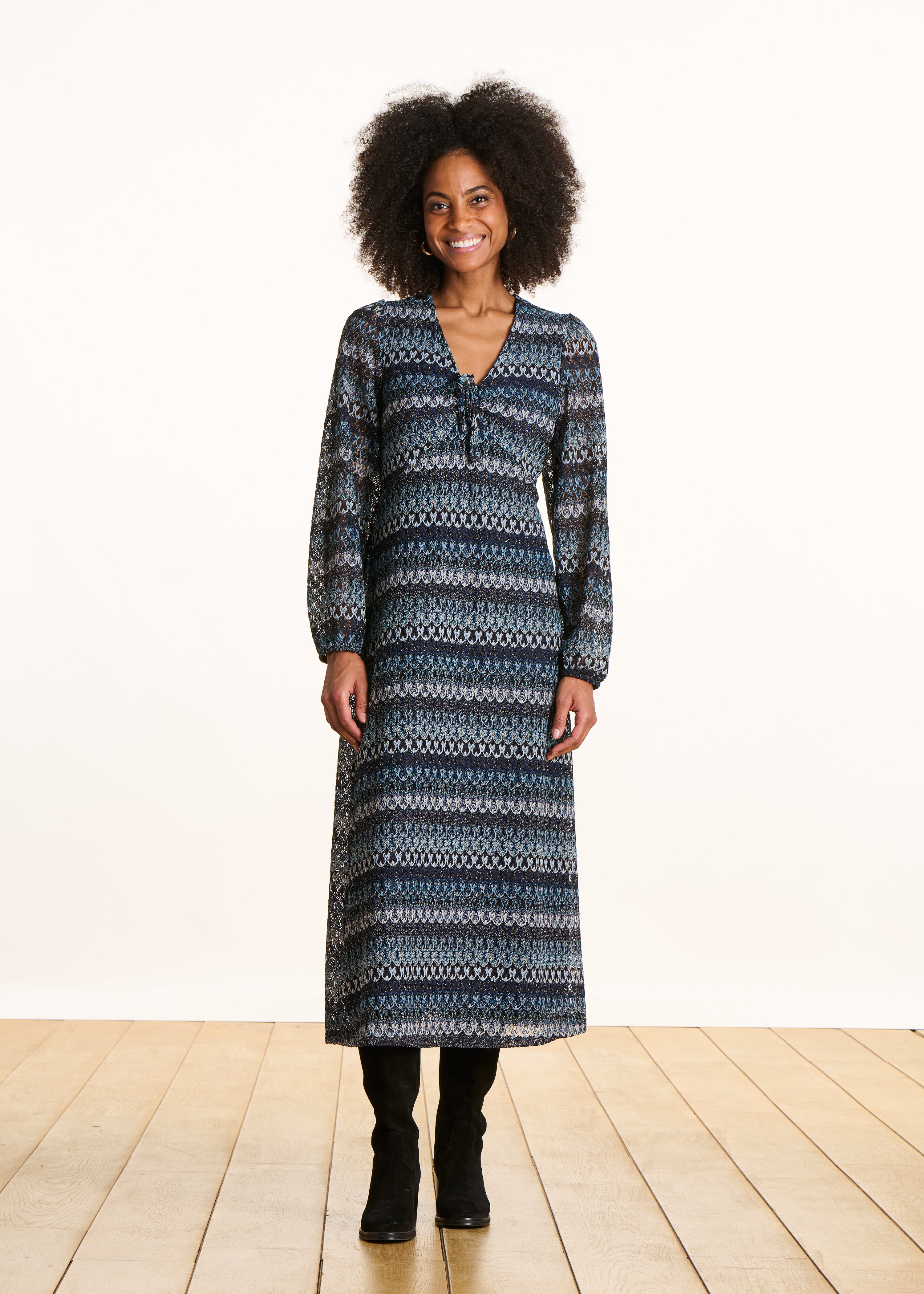Langes blaues Häkelkleid mit langen Ärmeln