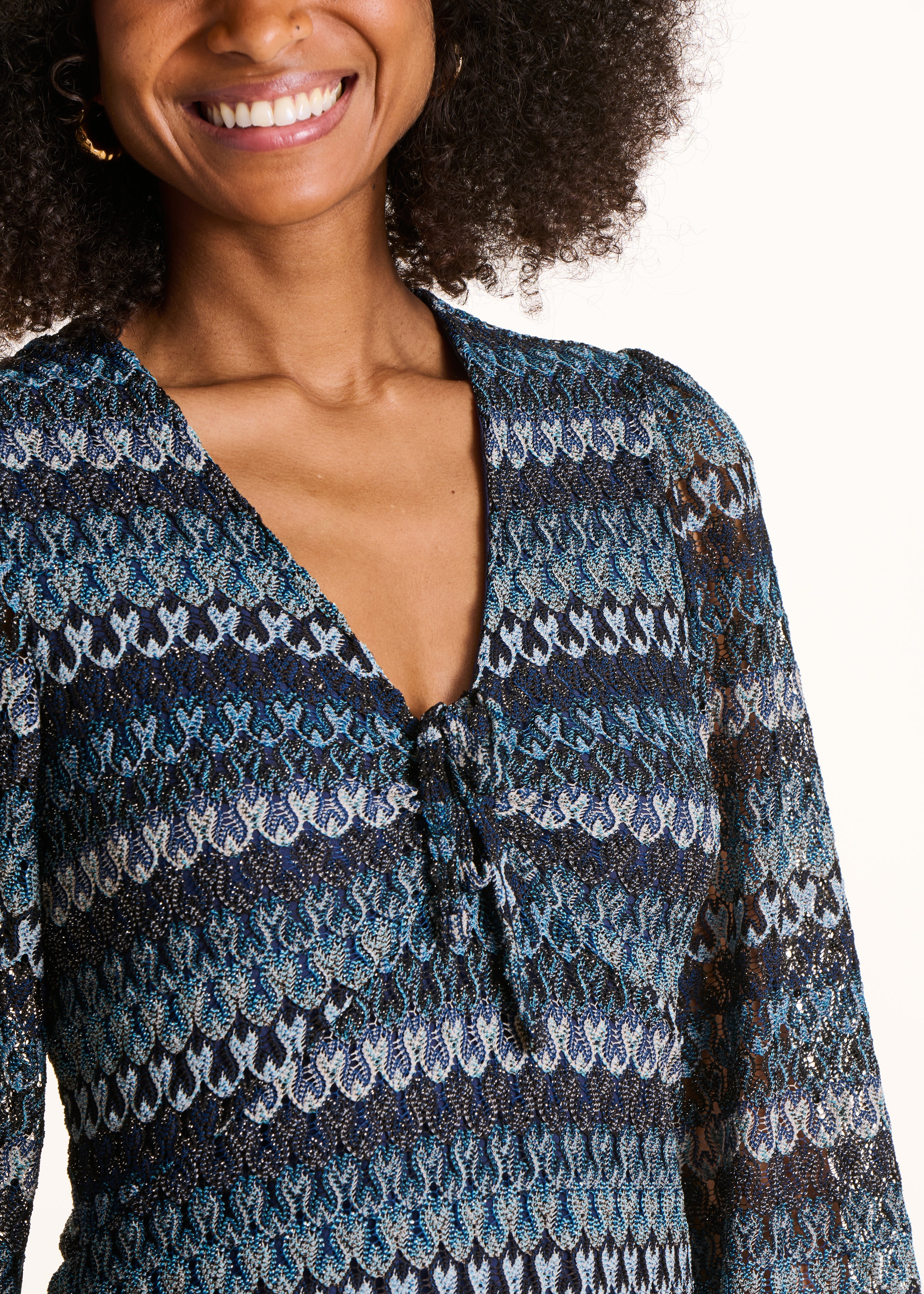 Langes blaues Häkelkleid mit langen Ärmeln