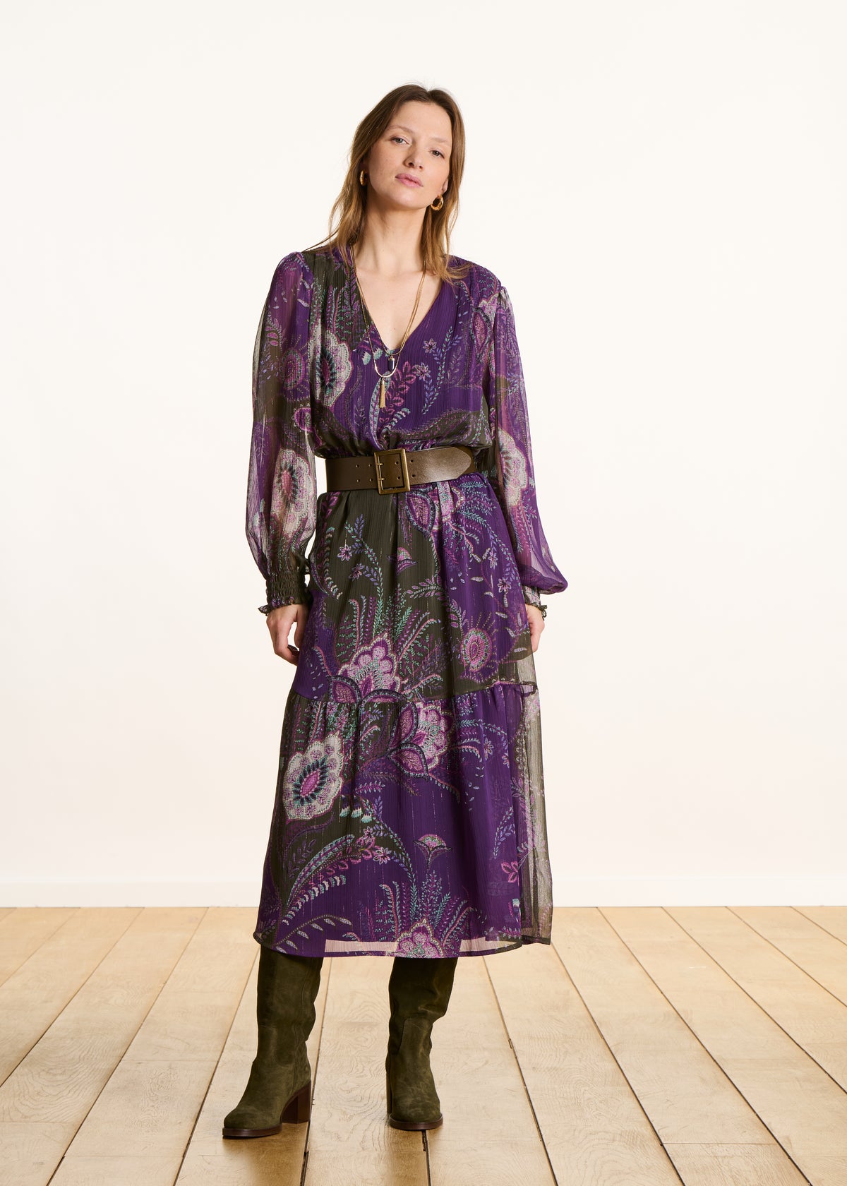 Langes tailliertes Kleid mit V-Ausschnitt in Violett und Grün mit Volant und Print