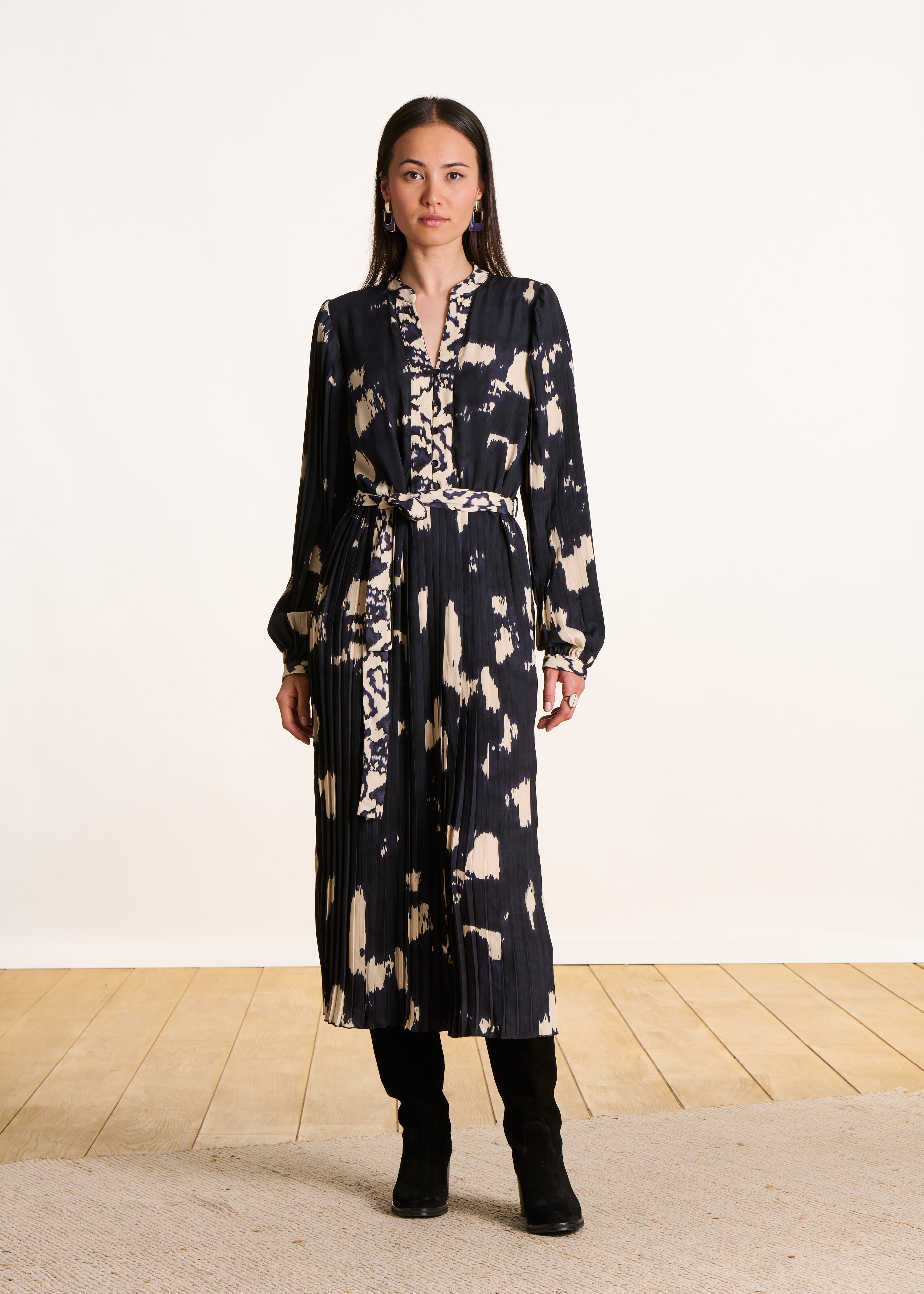 Abito midi plissettato blu e beige maniche lunghe con stampa La