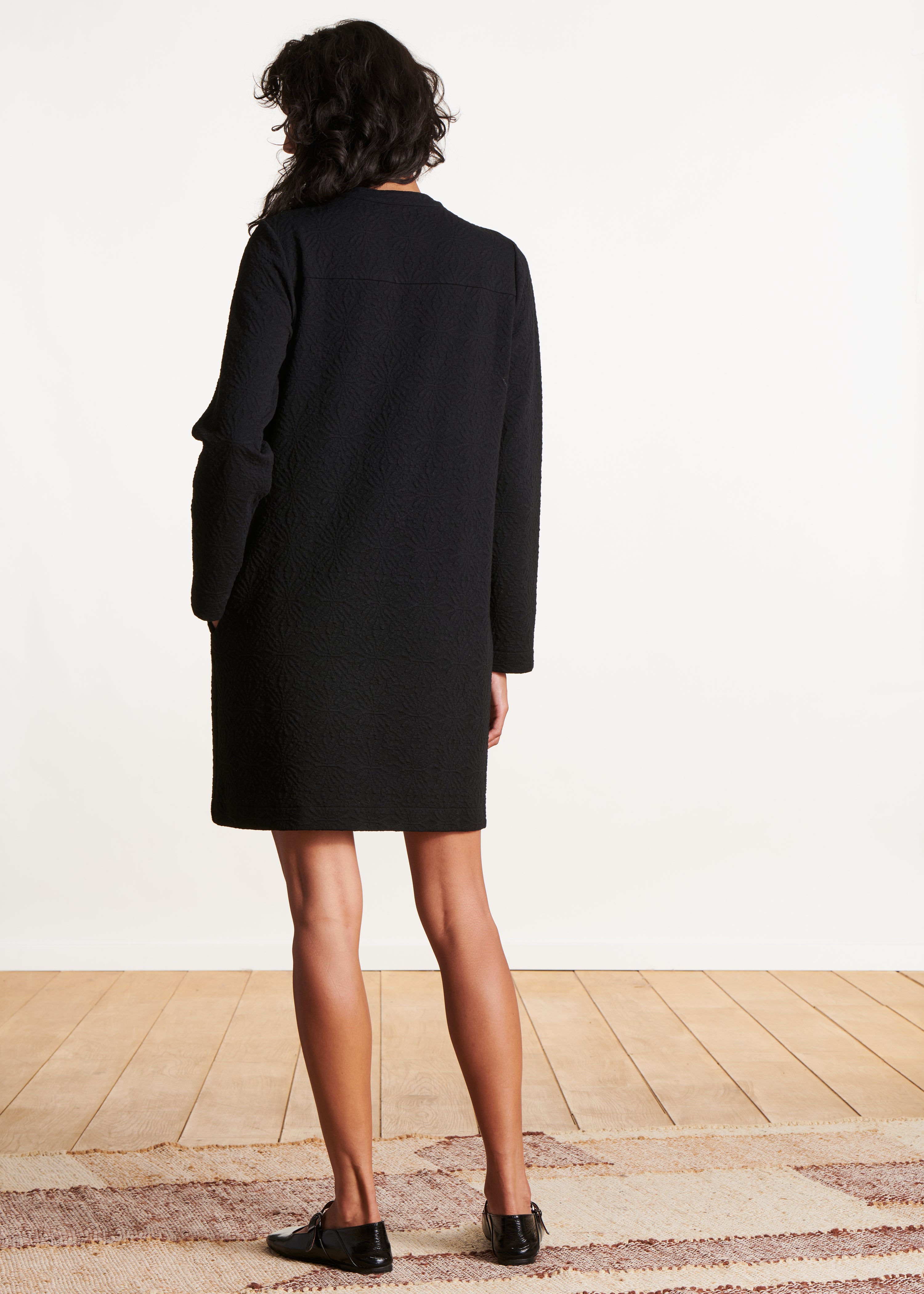 Vestido corto en jacquard milano negro