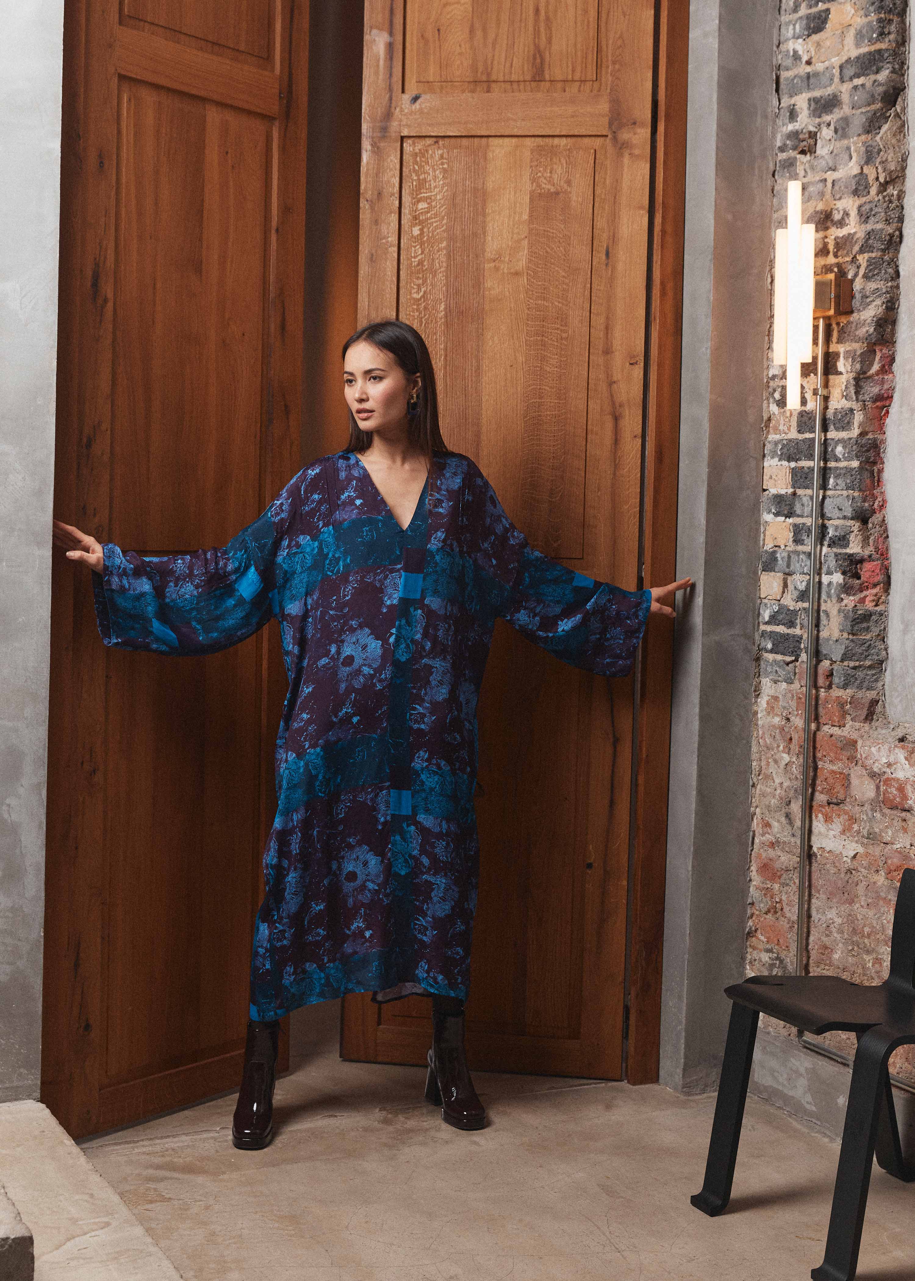 Abito lungo ampio blu e prugna con stampa maniche lunghe La Fée