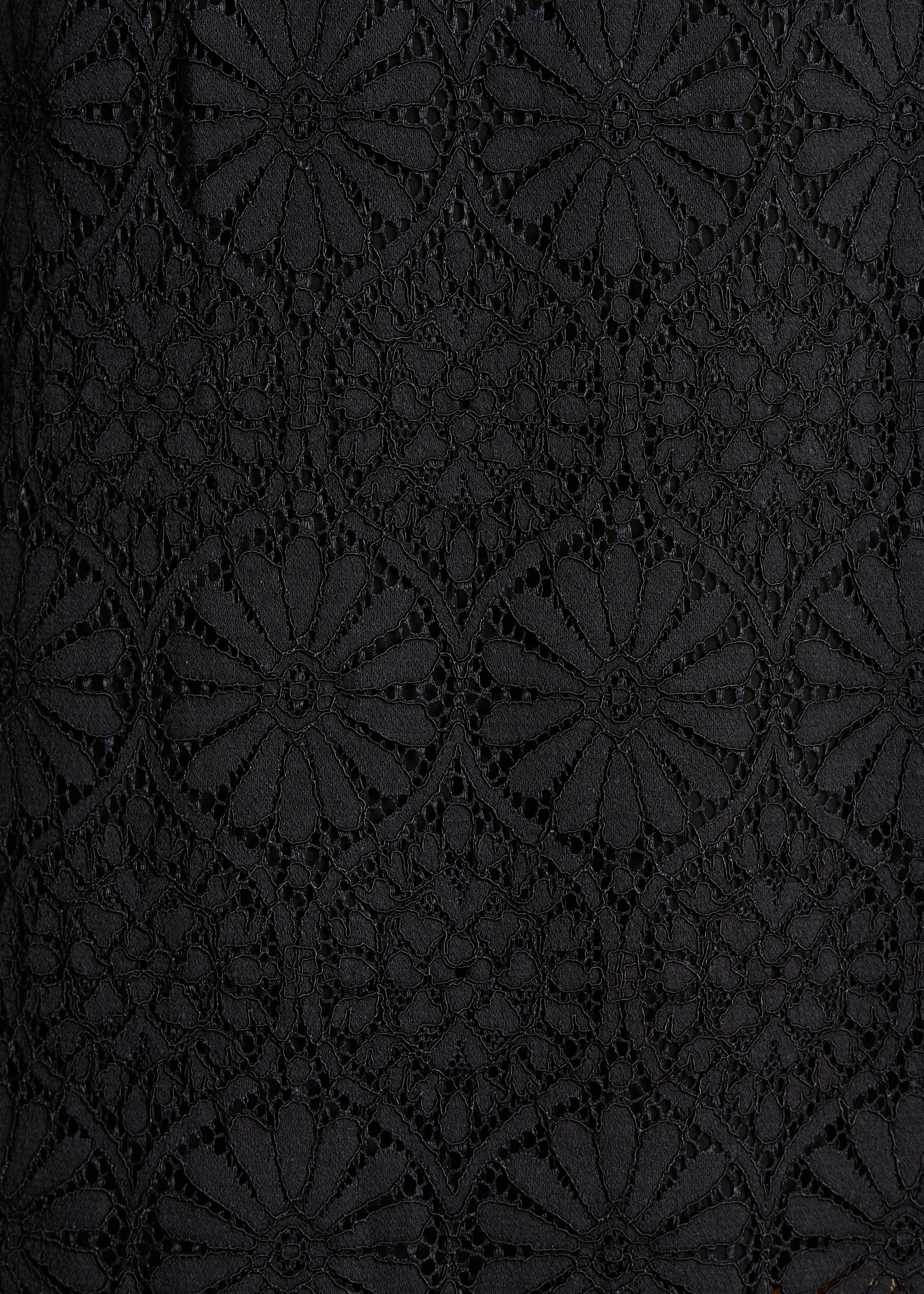 Kurzes schwarzes Spitzenkleid mit langen Ärmeln