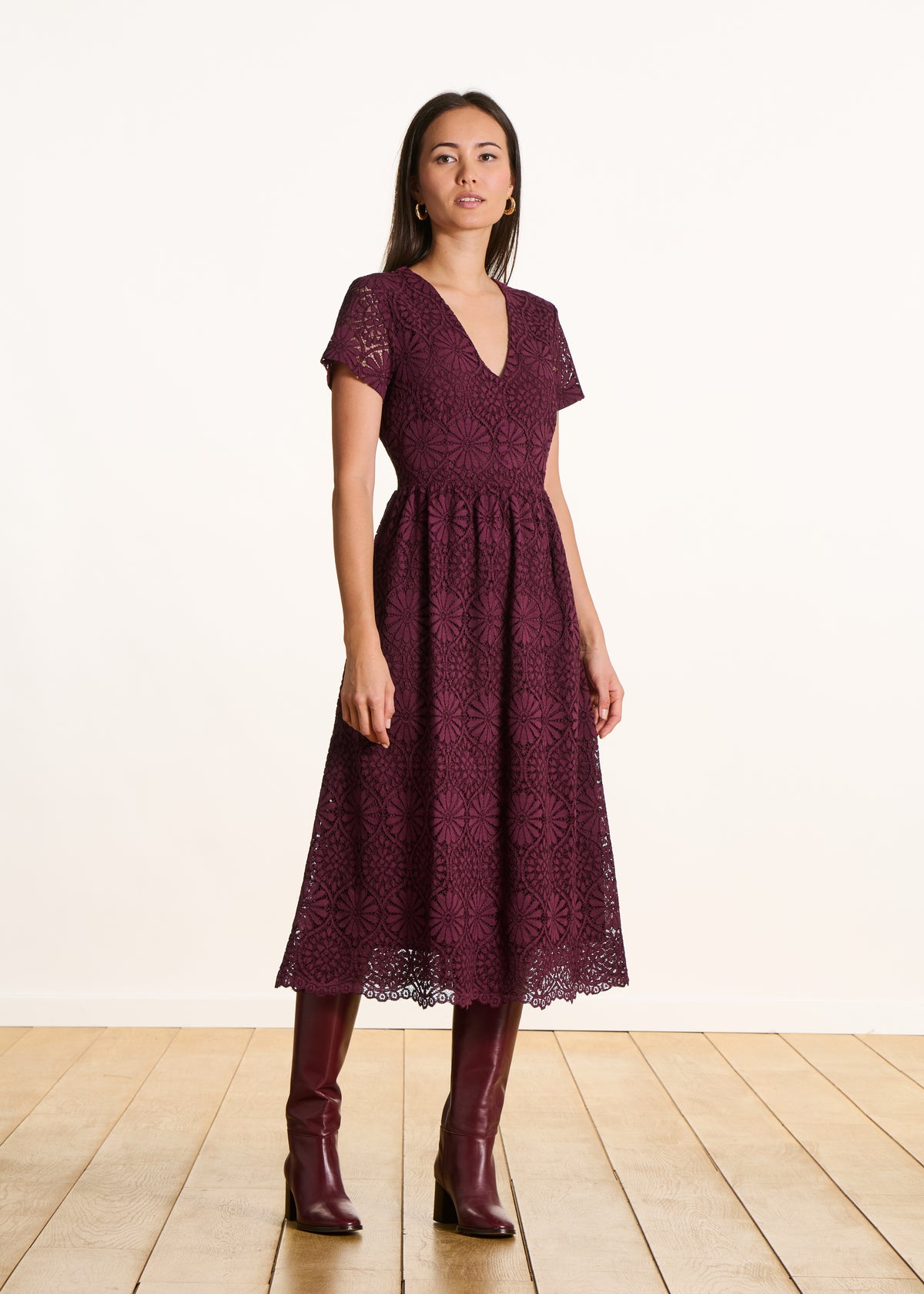 Bordeauxfarbenes Midikleid aus Spitze mit kurzen Ärmeln