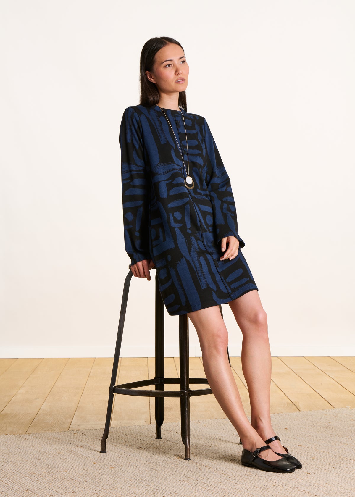 Abito corto nero e blu in jacquard stampato