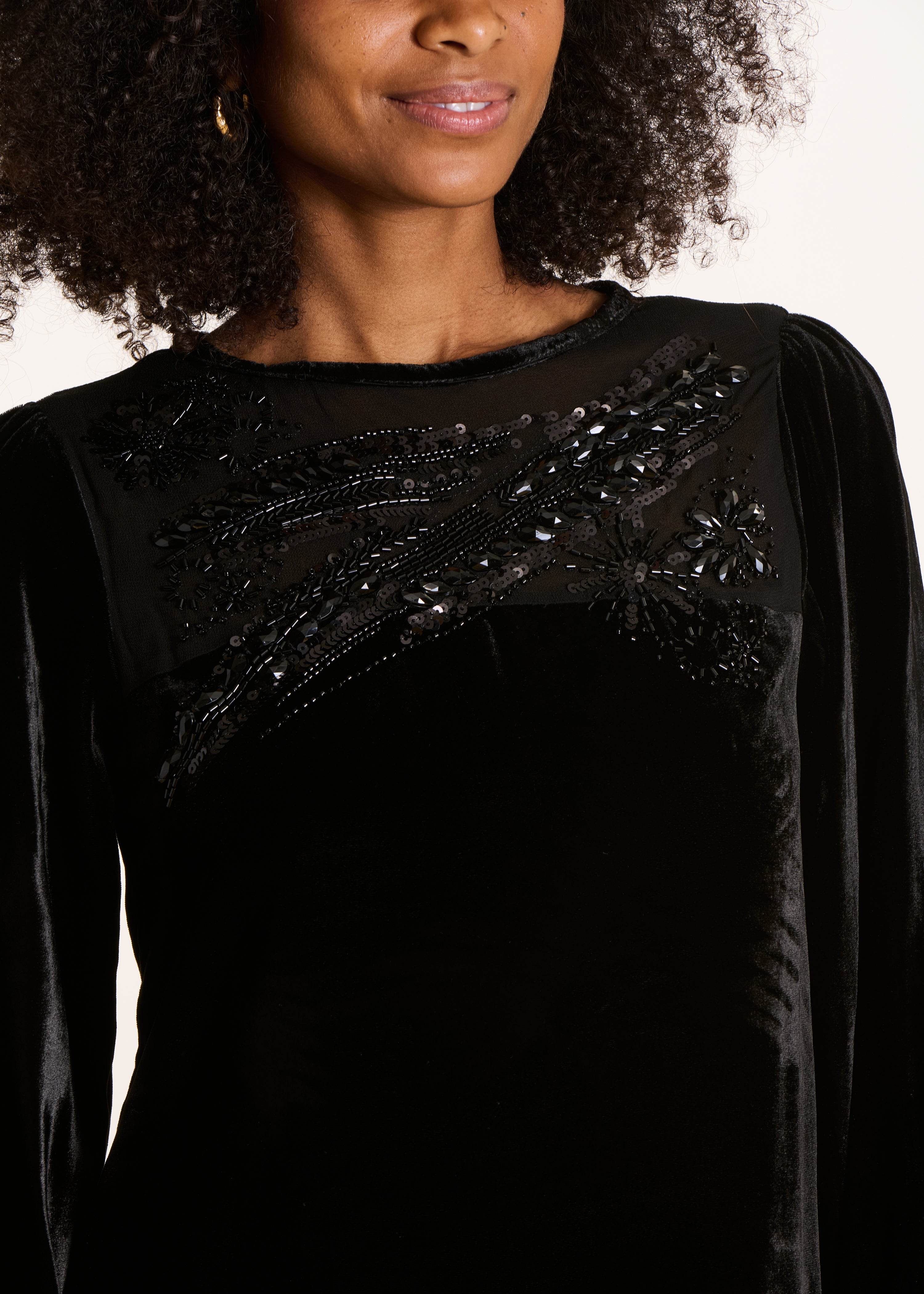 Robe courte en velours noir à broderies et sequins