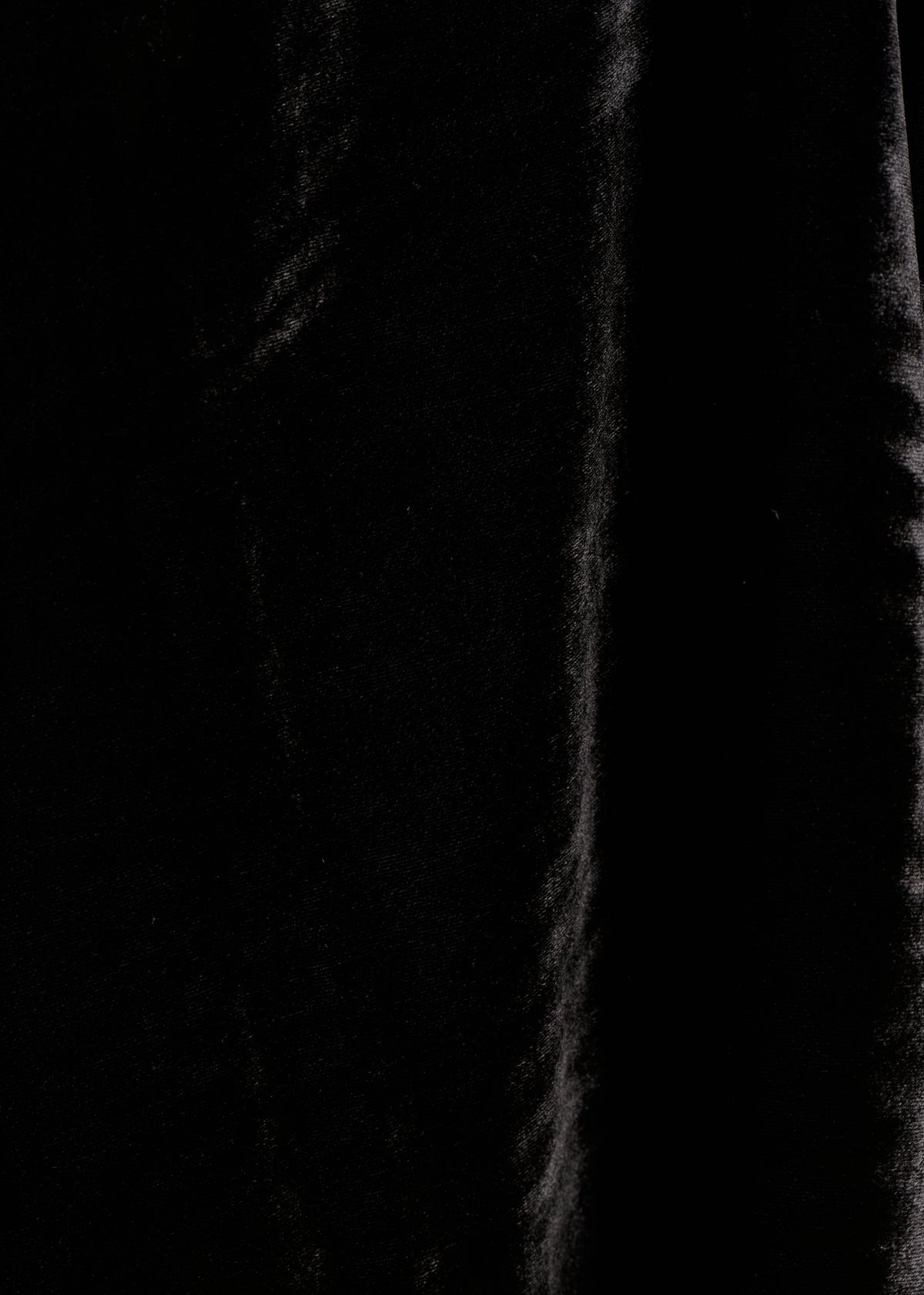 Robe courte en velours noir à broderies et sequins