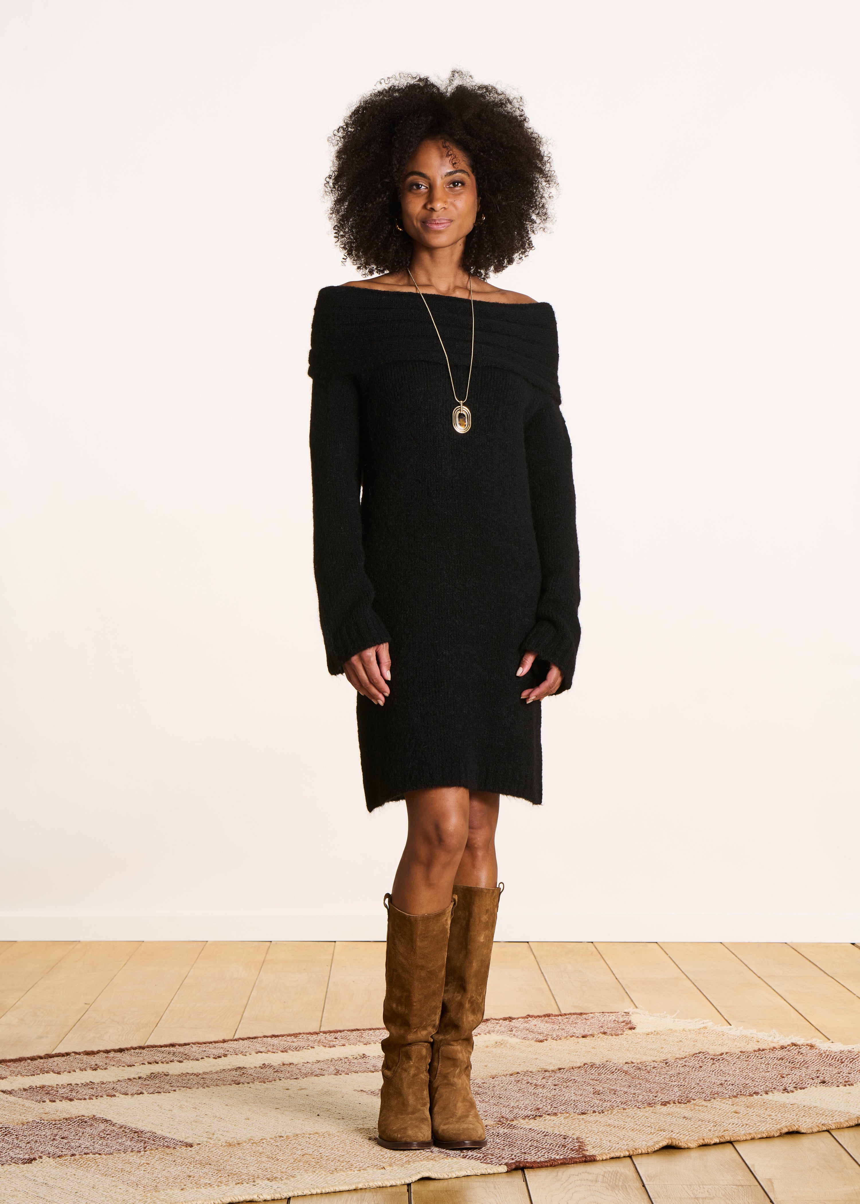 Robe courte en maille noire épaules dénudées La Fée Maraboutée