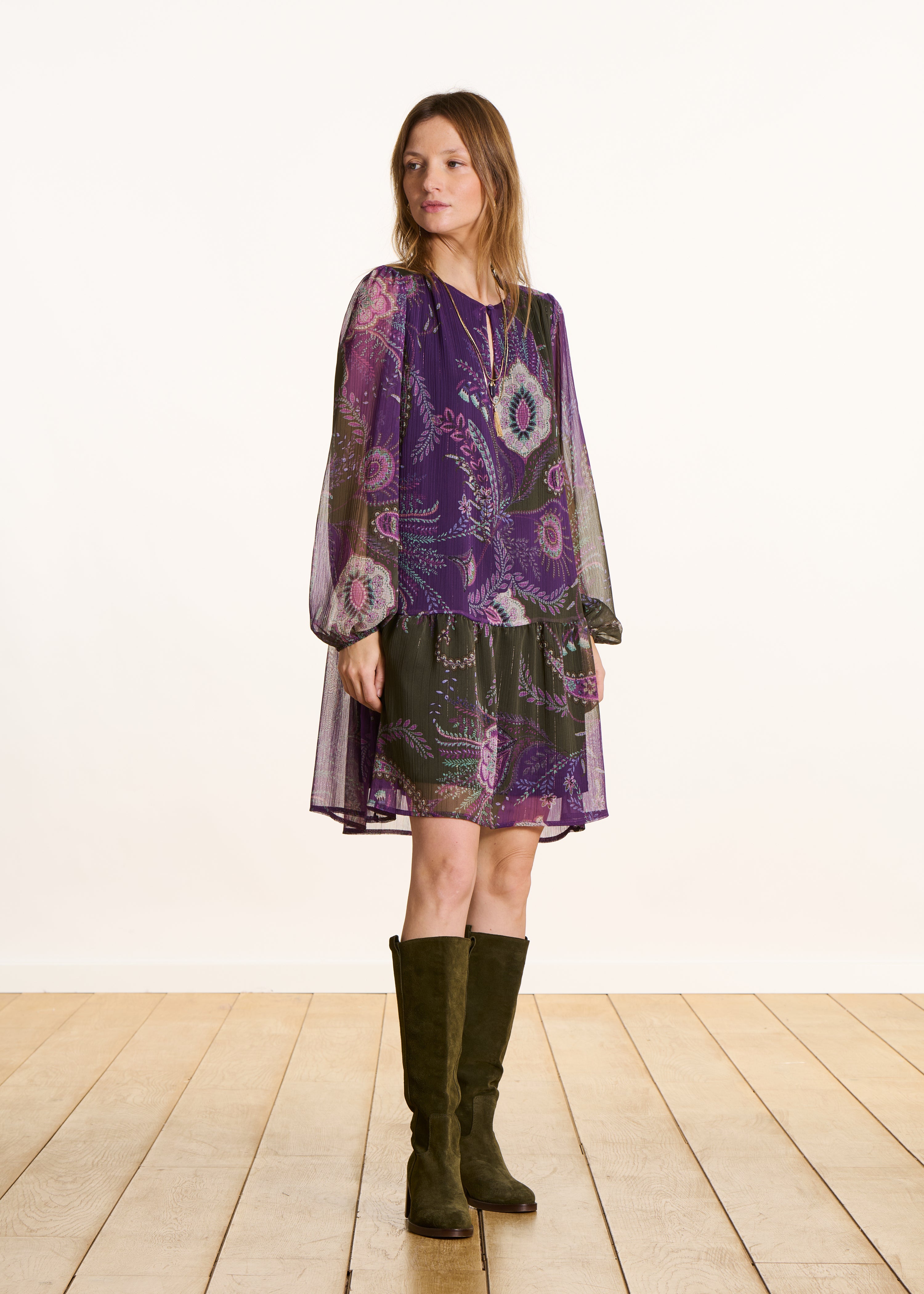 Vestido curto de manga comprida roxo e verde com estampado