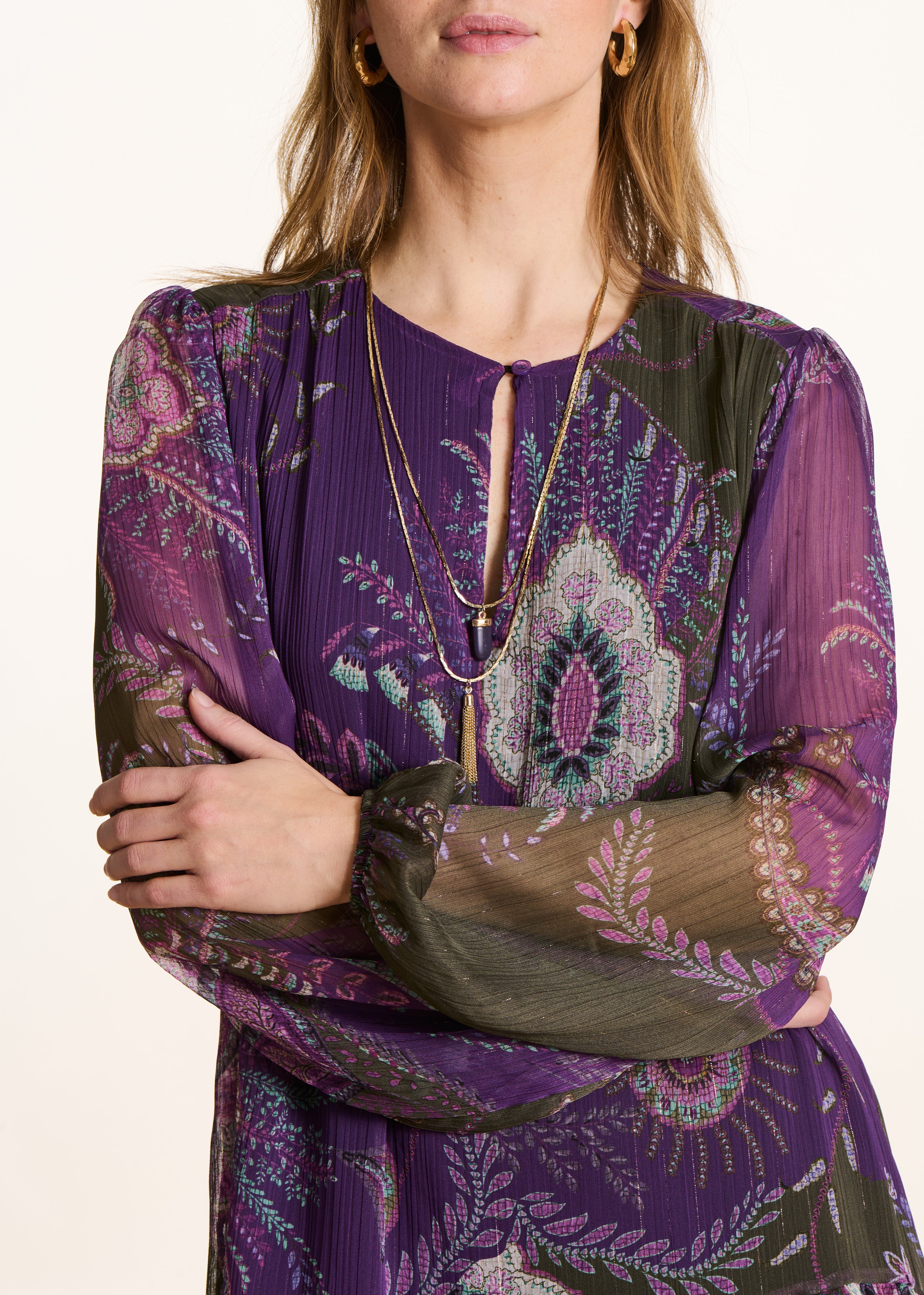 Vestido curto de manga comprida roxo e verde com estampado