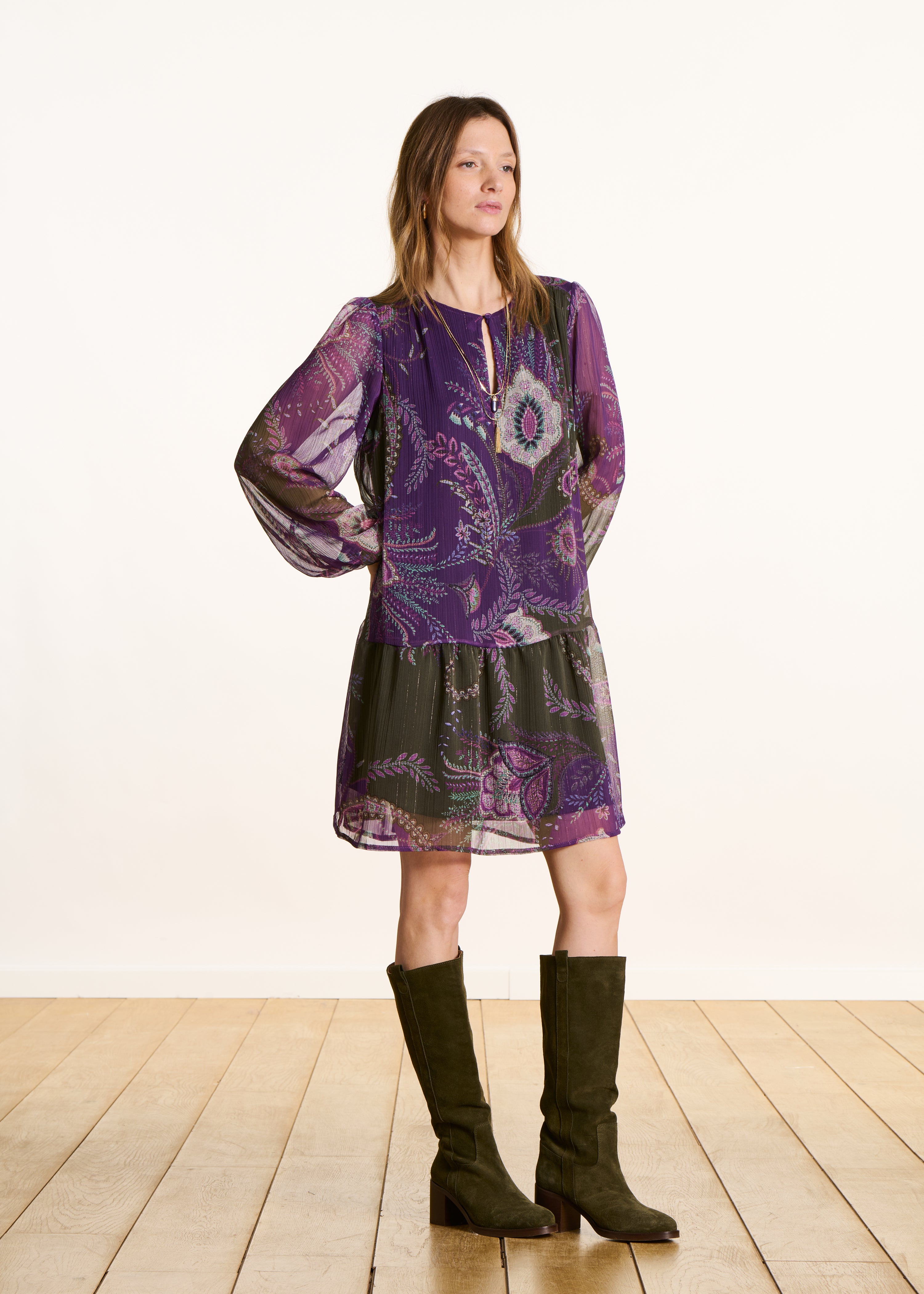 Vestido curto de manga comprida roxo e verde com estampado