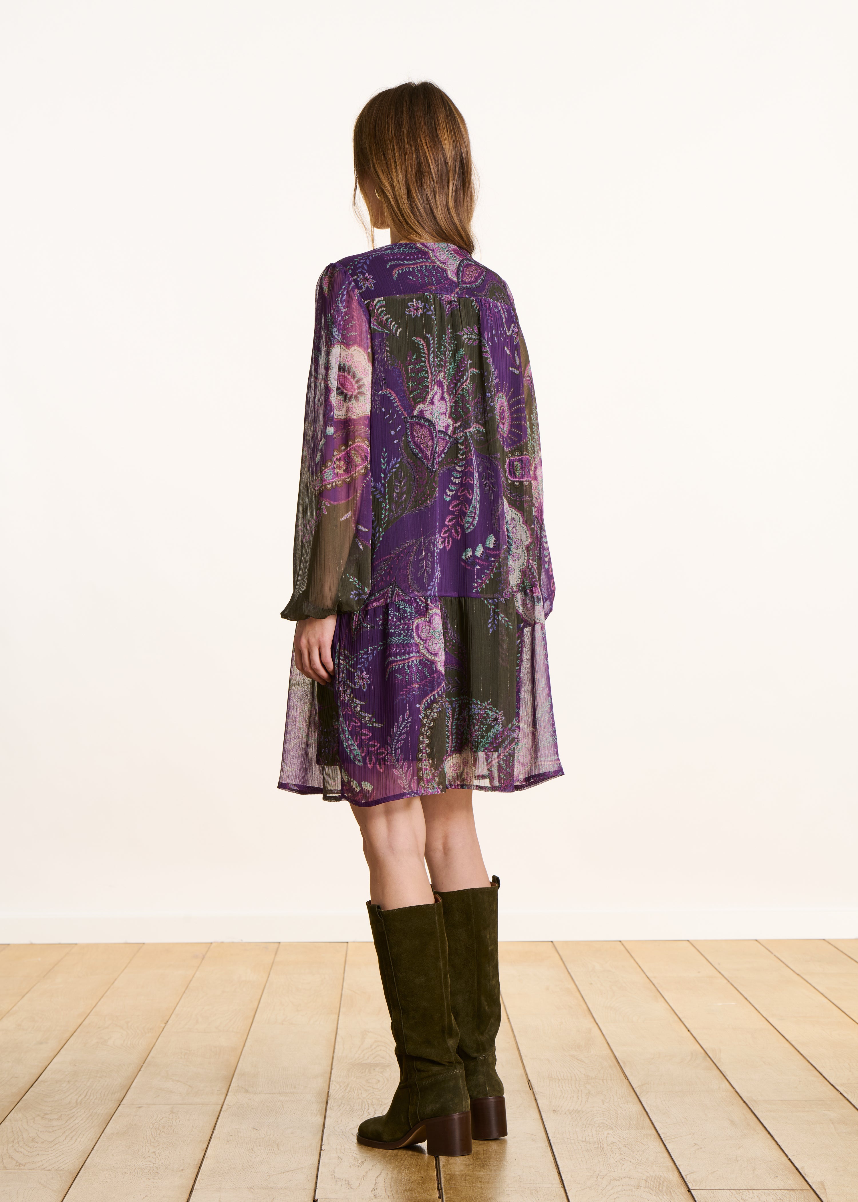 Vestido curto de manga comprida roxo e verde com estampado