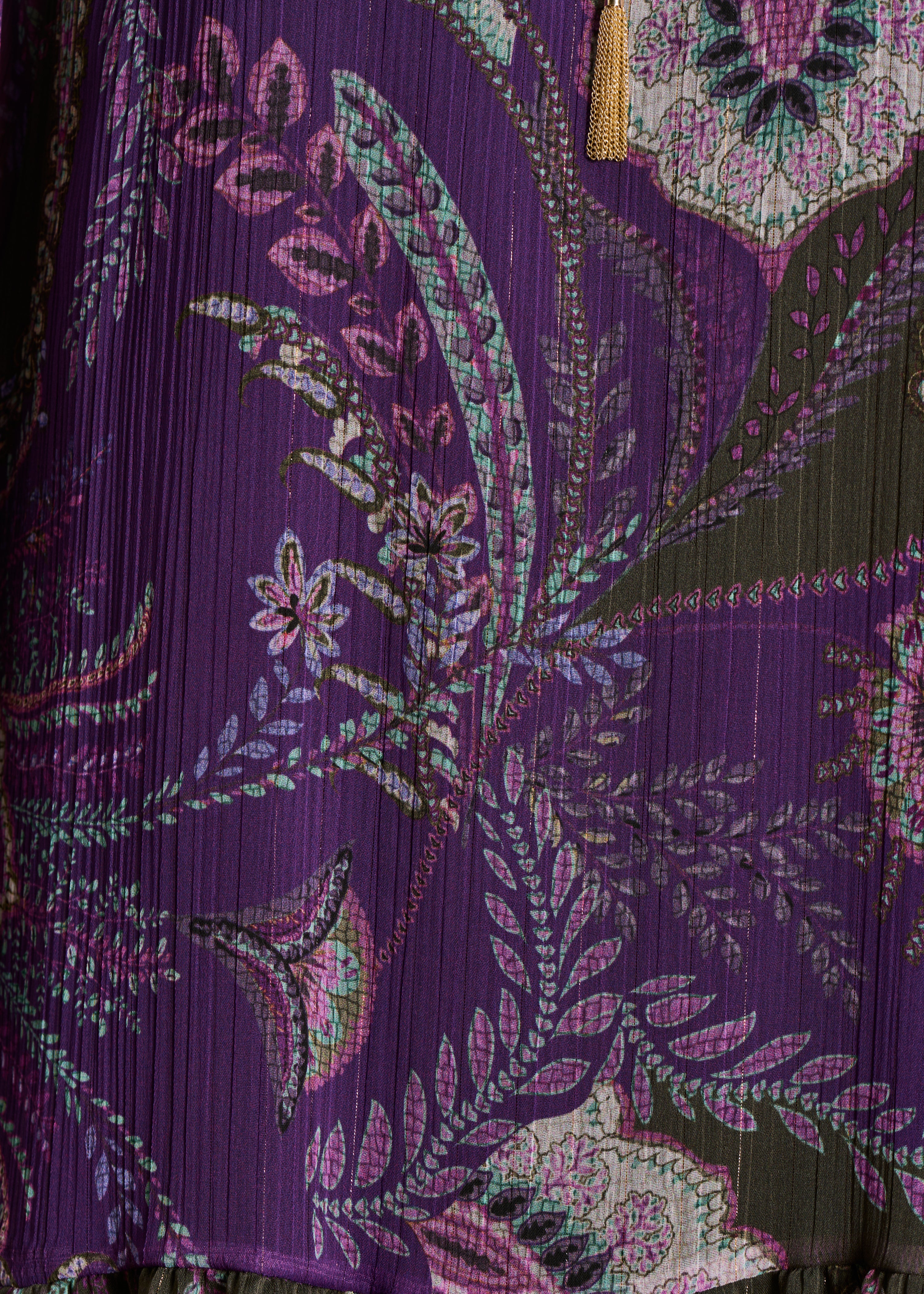 Vestido curto de manga comprida roxo e verde com estampado