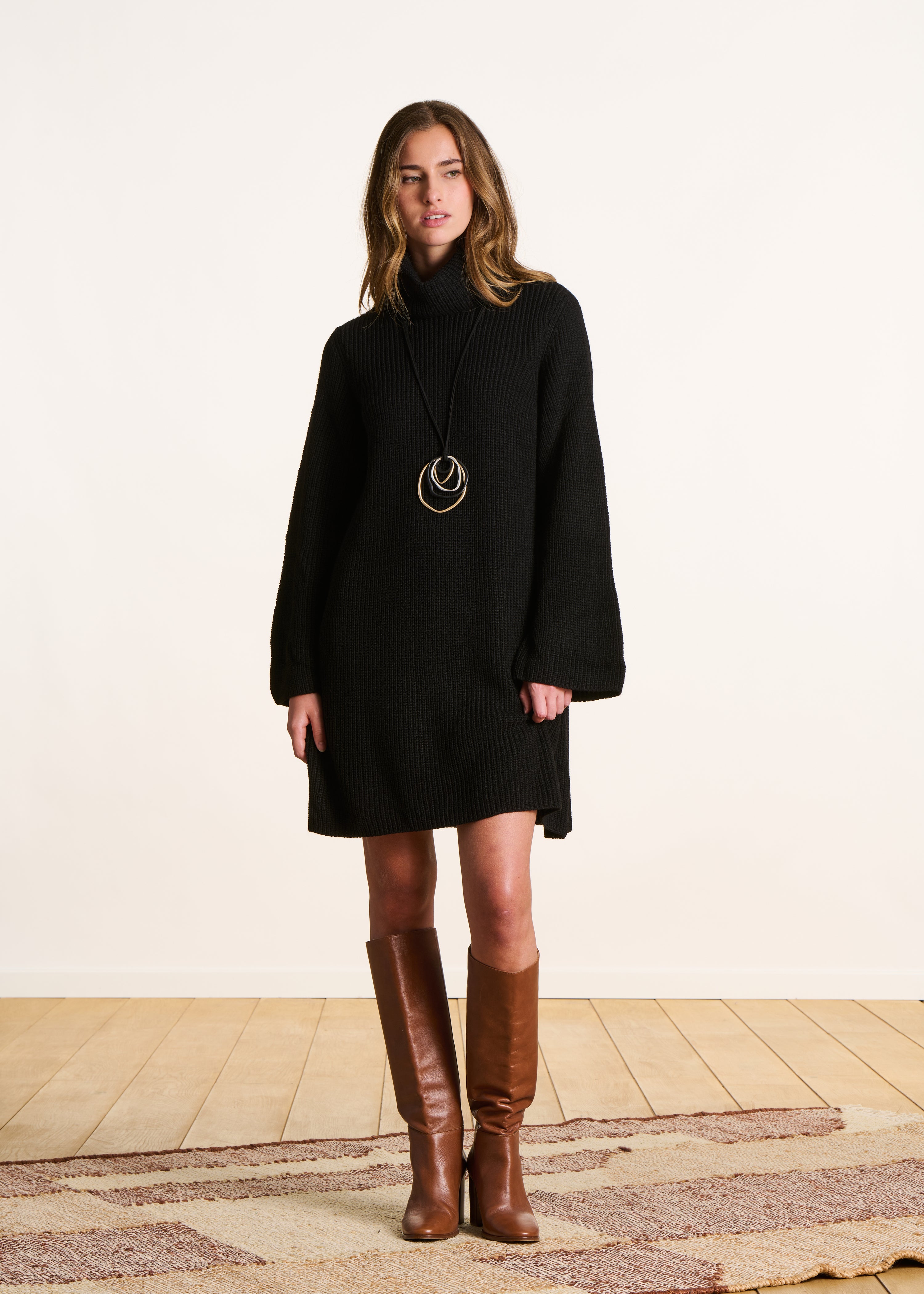 Vestido corto de punto negro con cuello alto La Fée Maraboutée