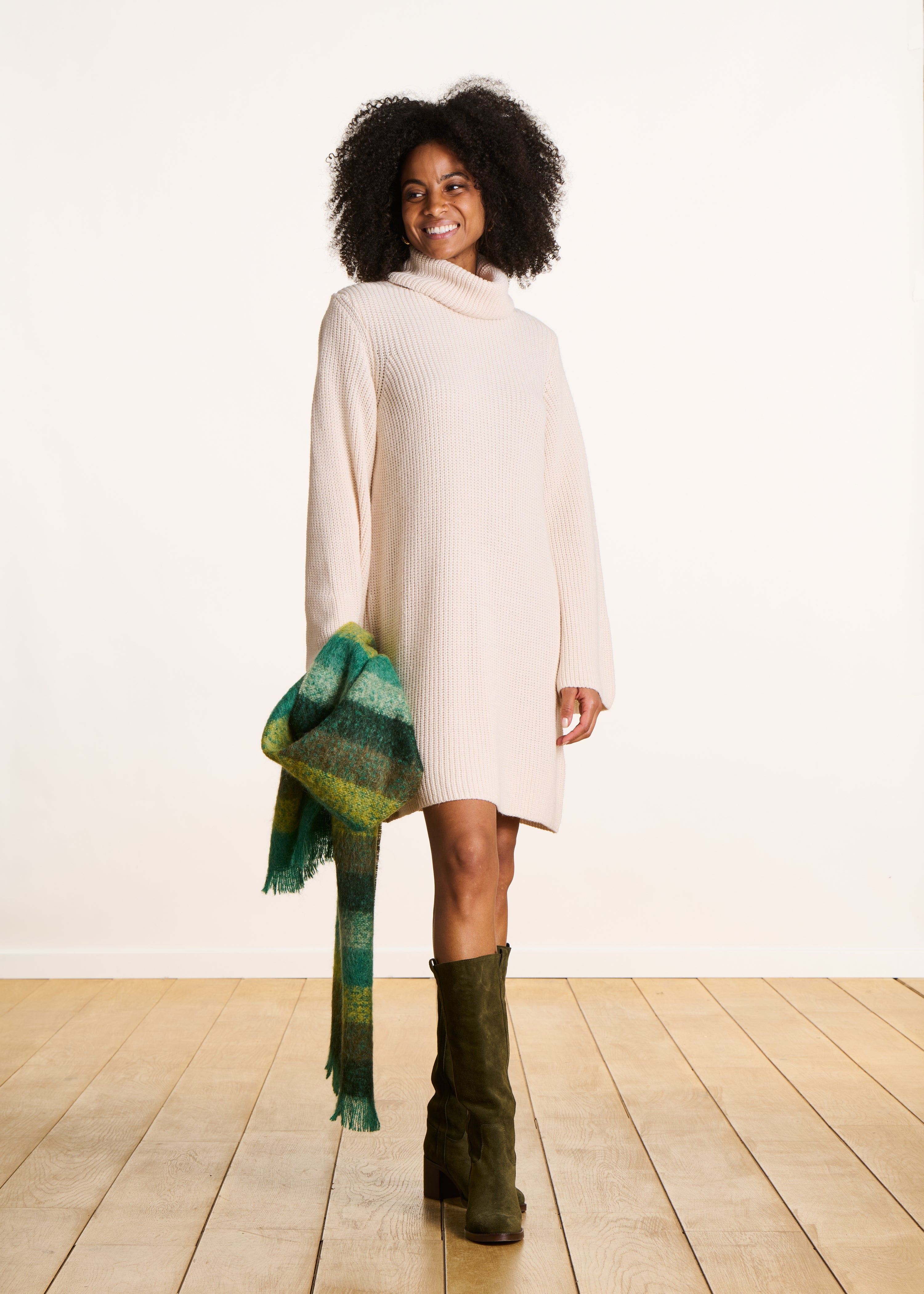 Vestido corto de punto crudo con cuello alto La Fée Maraboutée