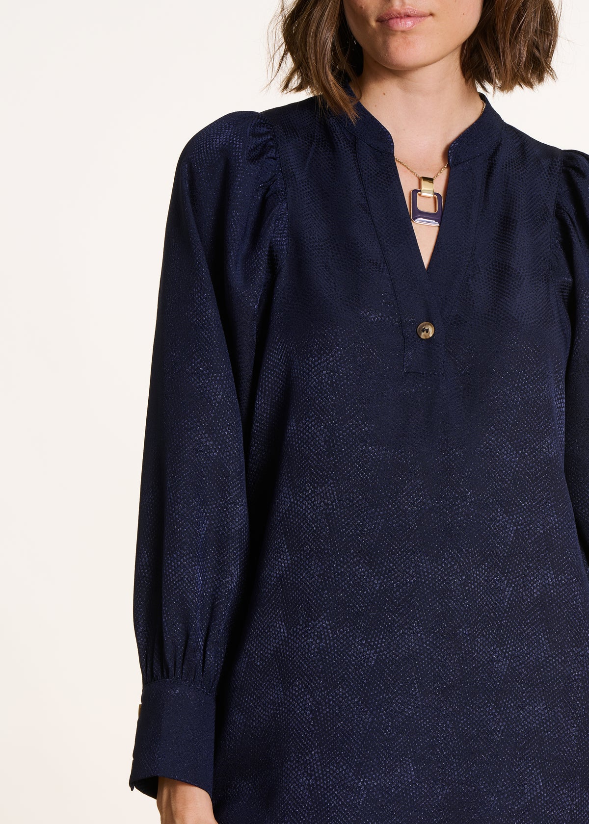 Kurzes, fließendes Kleid in Marineblau mit langen Ärmeln