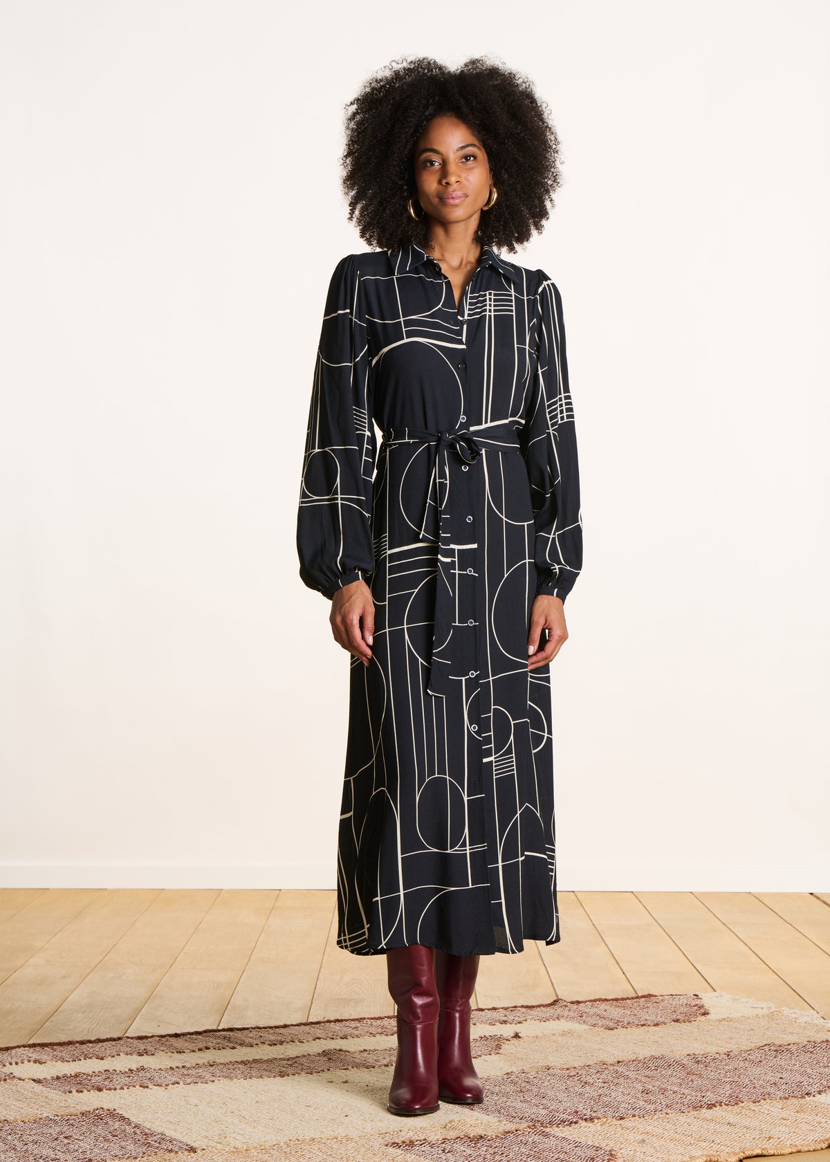 Schwarzes Midikleid mit Hemdkragen und Print