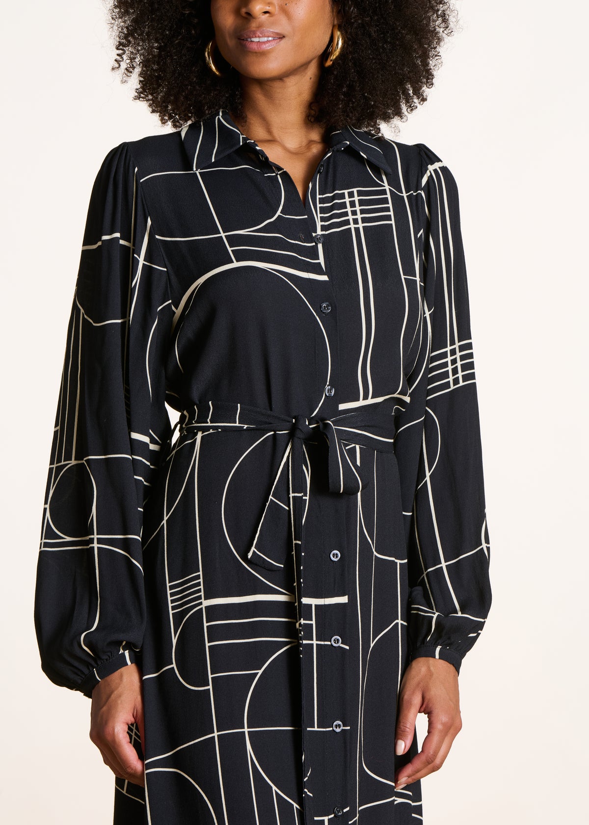 Schwarzes Midikleid mit Hemdkragen und Print