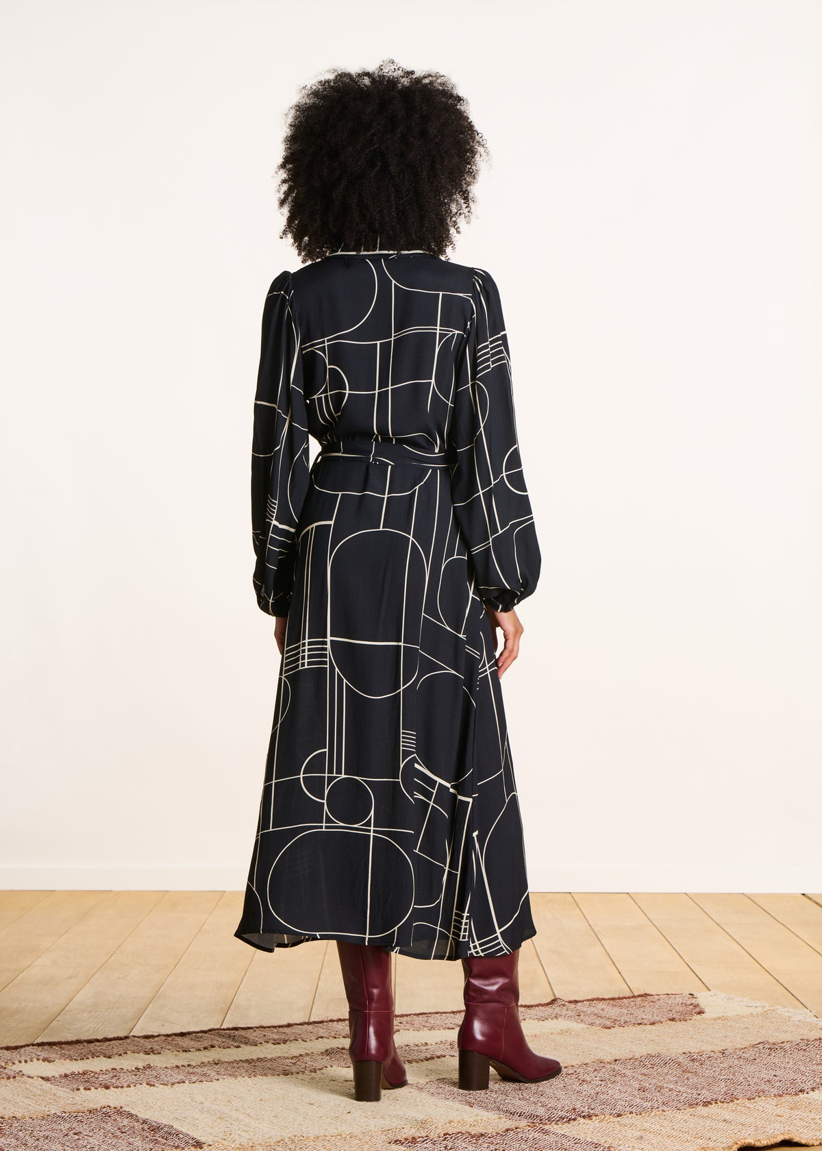 Schwarzes Midikleid mit Hemdkragen und Print