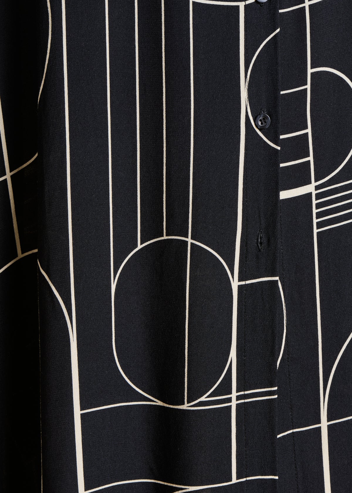 Schwarzes Midikleid mit Hemdkragen und Print