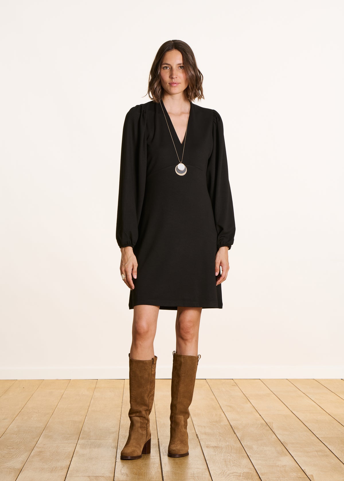 Black fitted short dress with V-neck in milano fabric