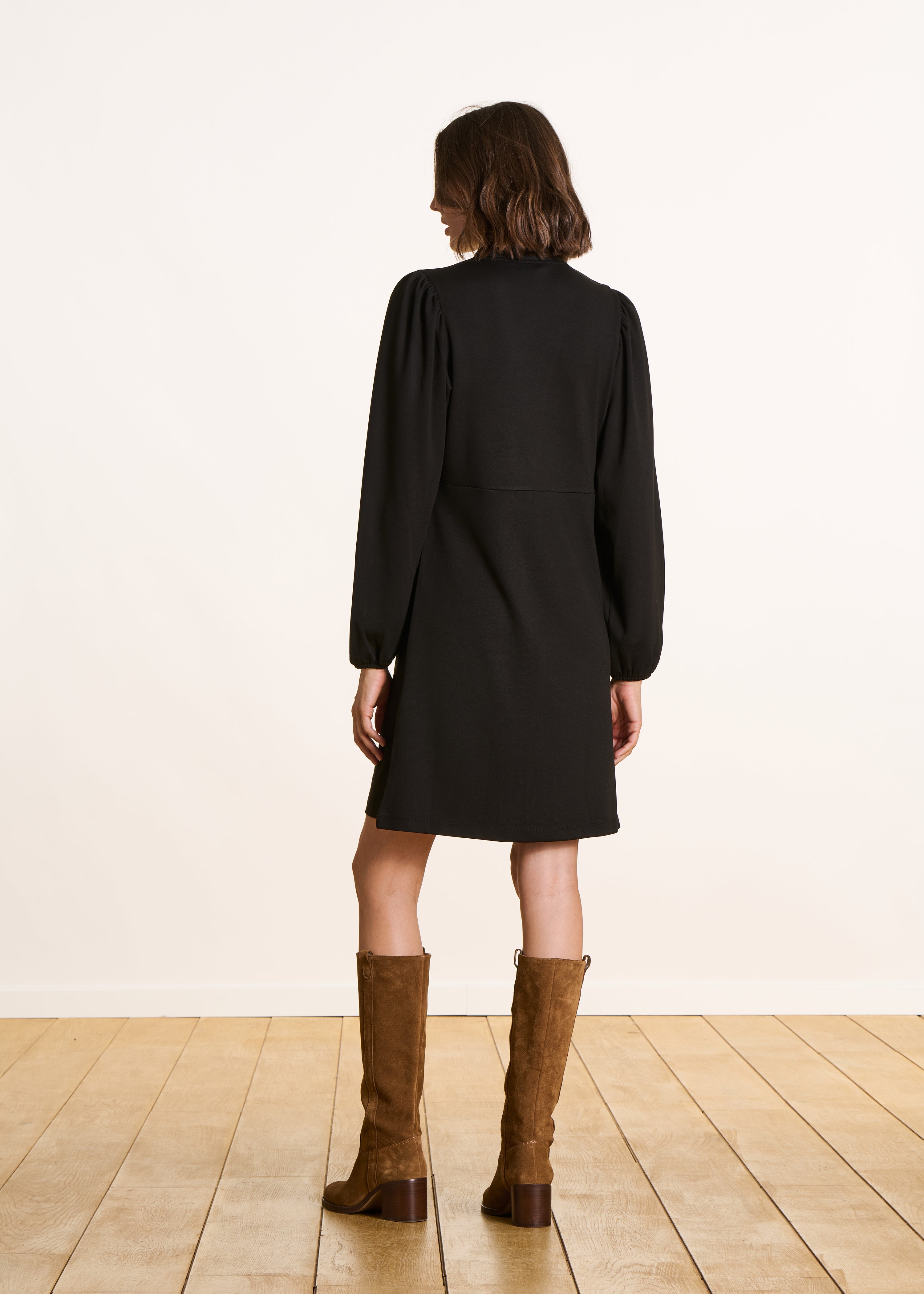 Black fitted short dress with V-neck in milano fabric