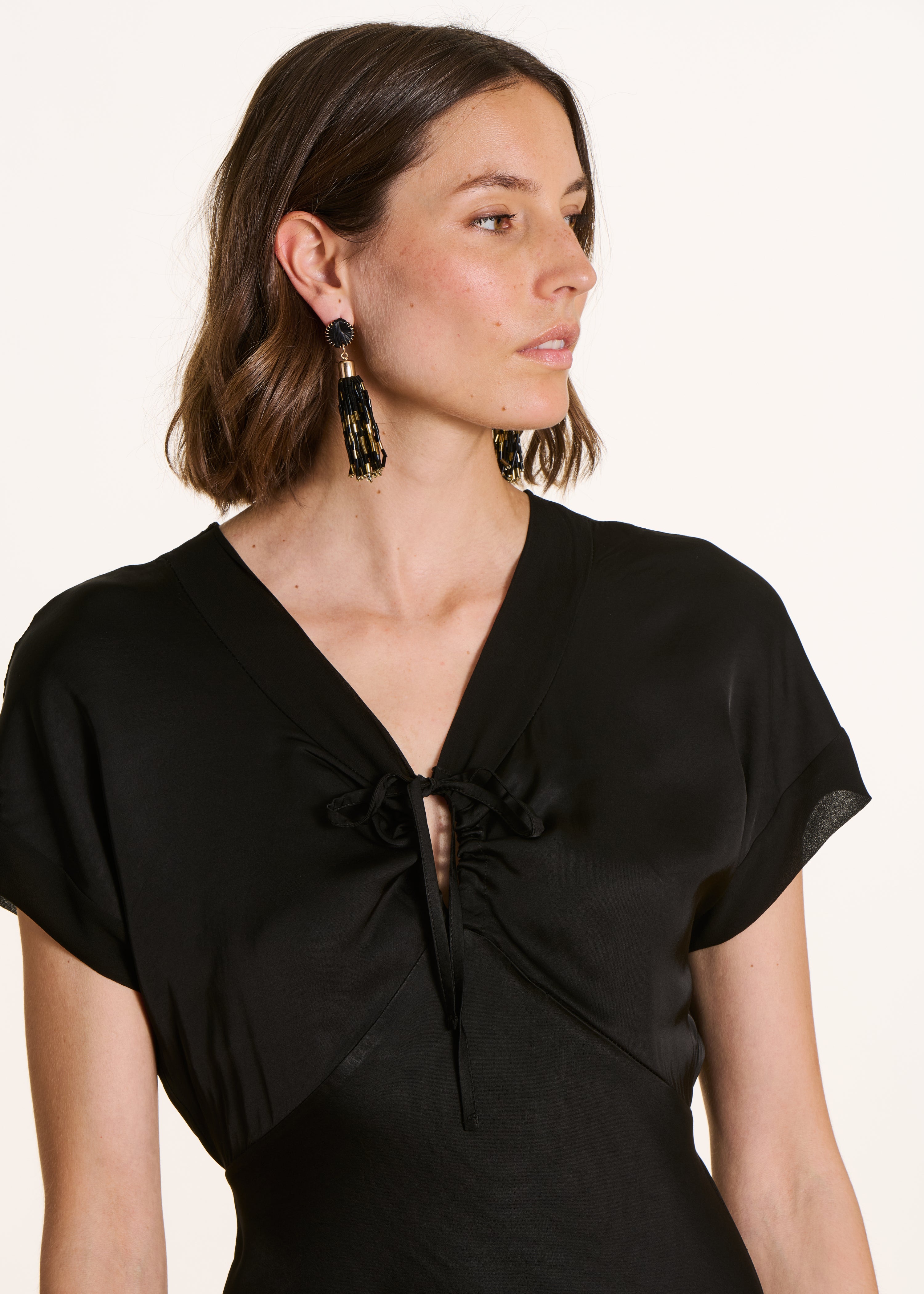 Abito lungo fluido aderente nero con scollo a V
