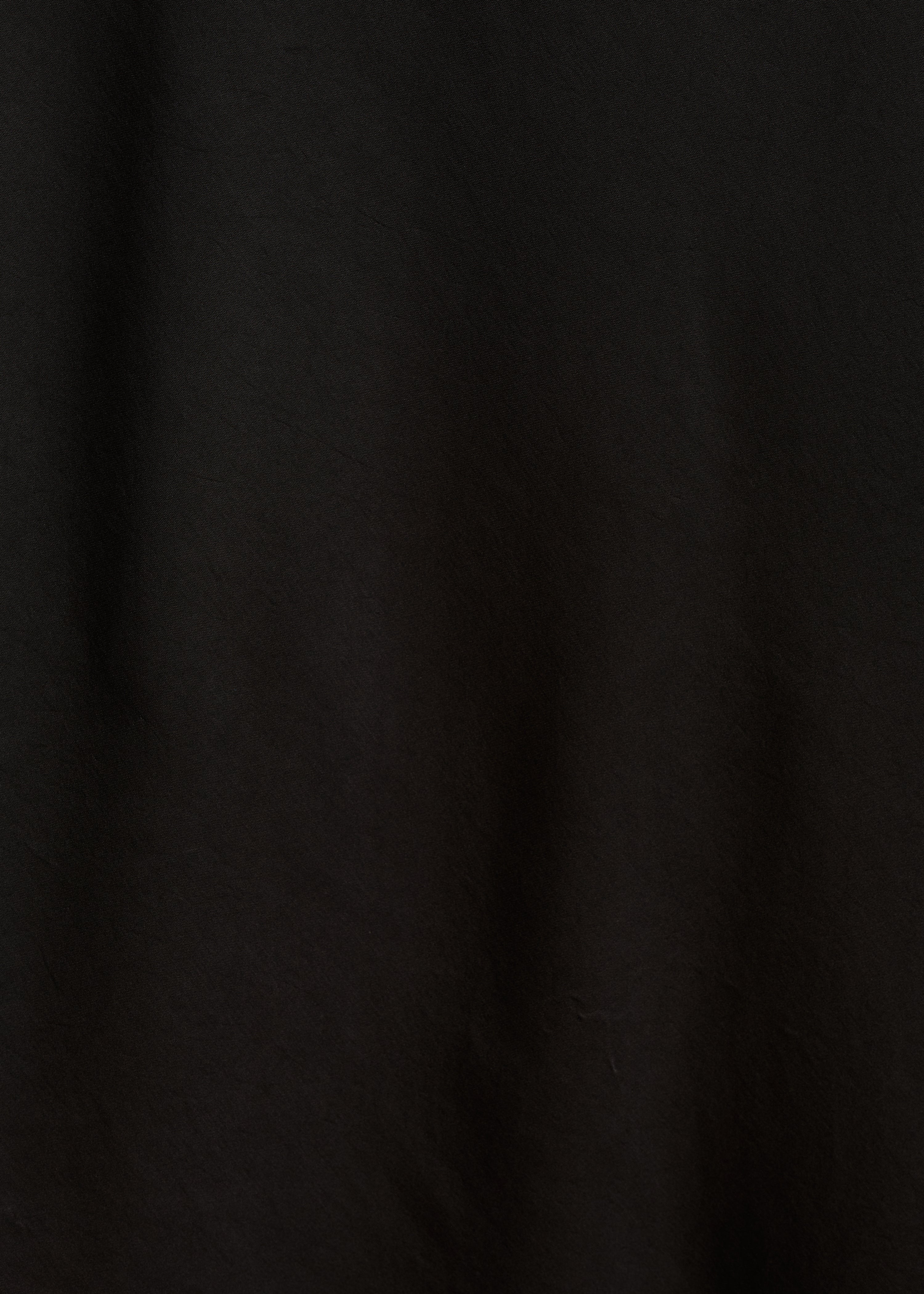 Abito lungo fluido aderente nero con scollo a V