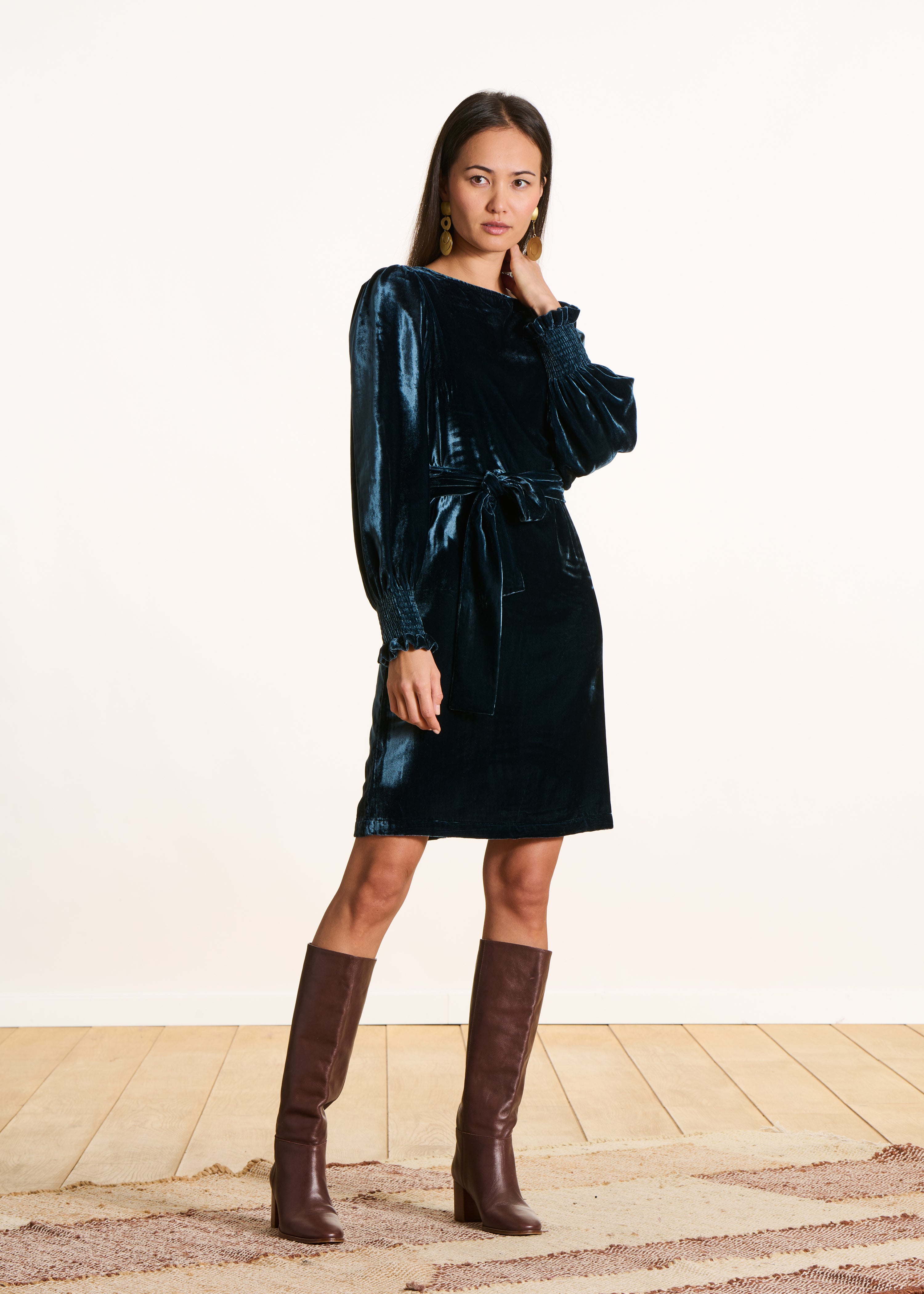 Kurzes Kleid aus petrolblauem Samt mit langen Ärmeln