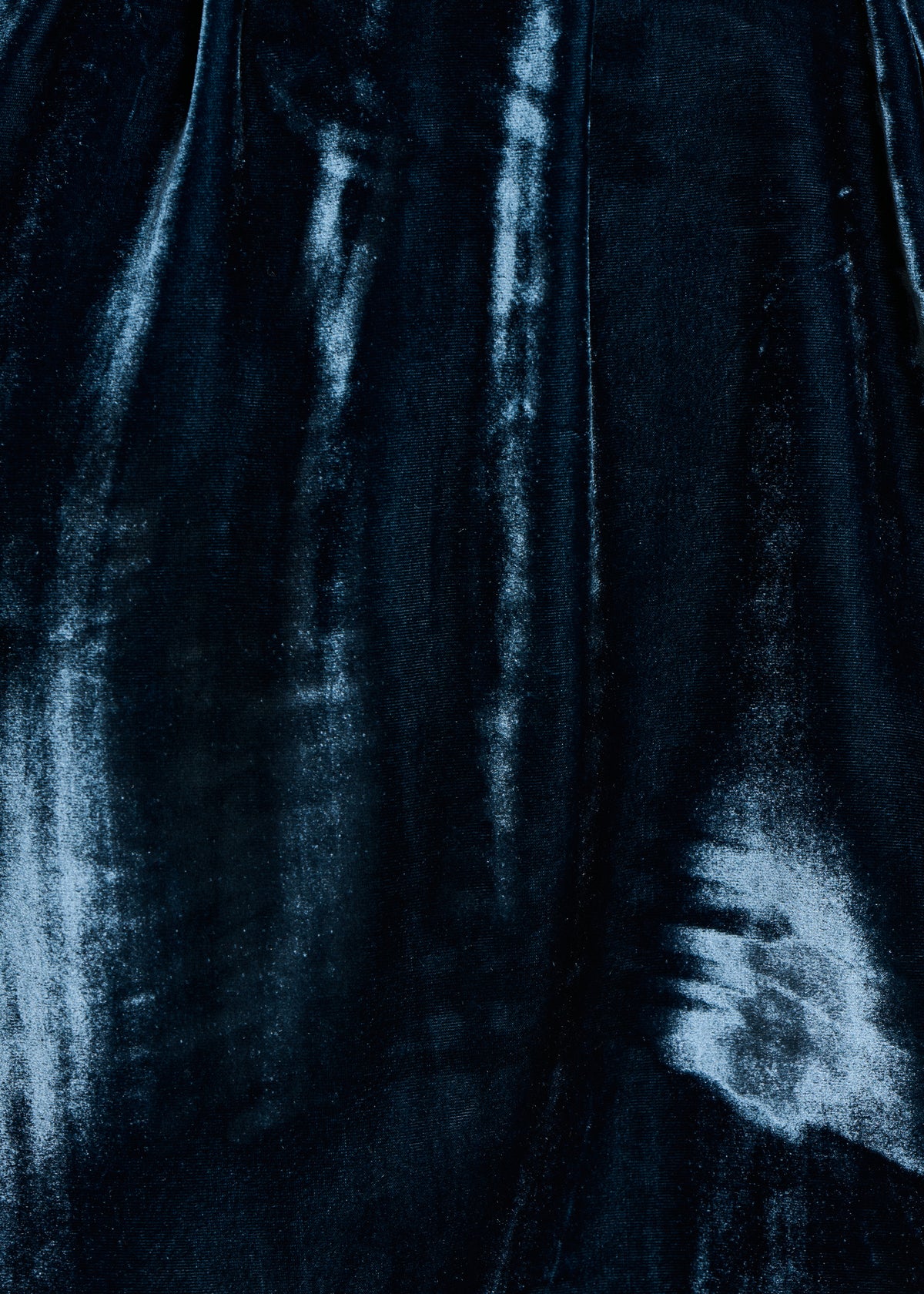 Kurzes Kleid aus petrolblauem Samt mit langen Ärmeln